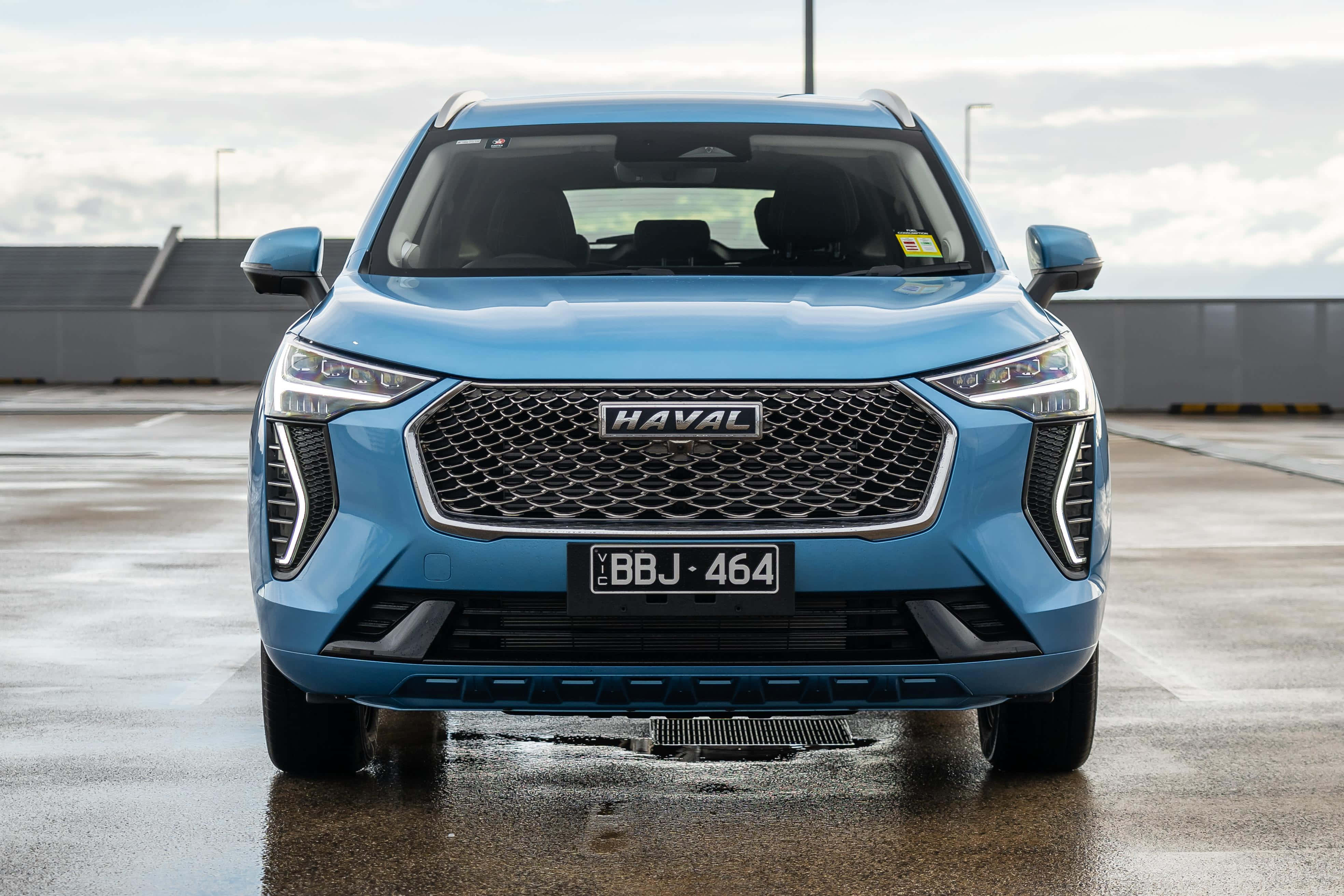 Slank og moderne Haval SUV kjører gjennom et vidstrakt landskap Bakgrunner