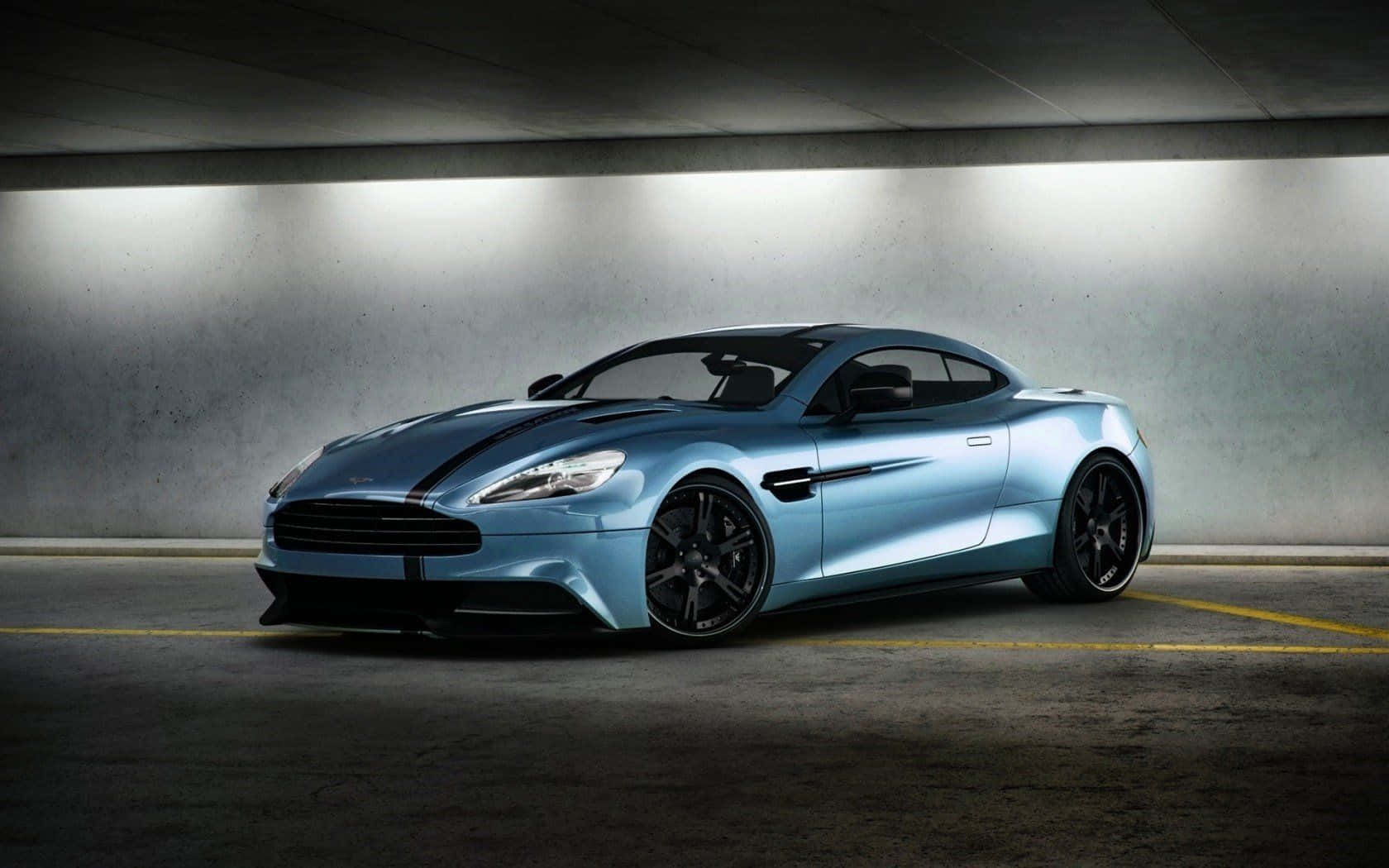 Sleek Aston Martin Vanquish i bevegelse Bakgrunner
