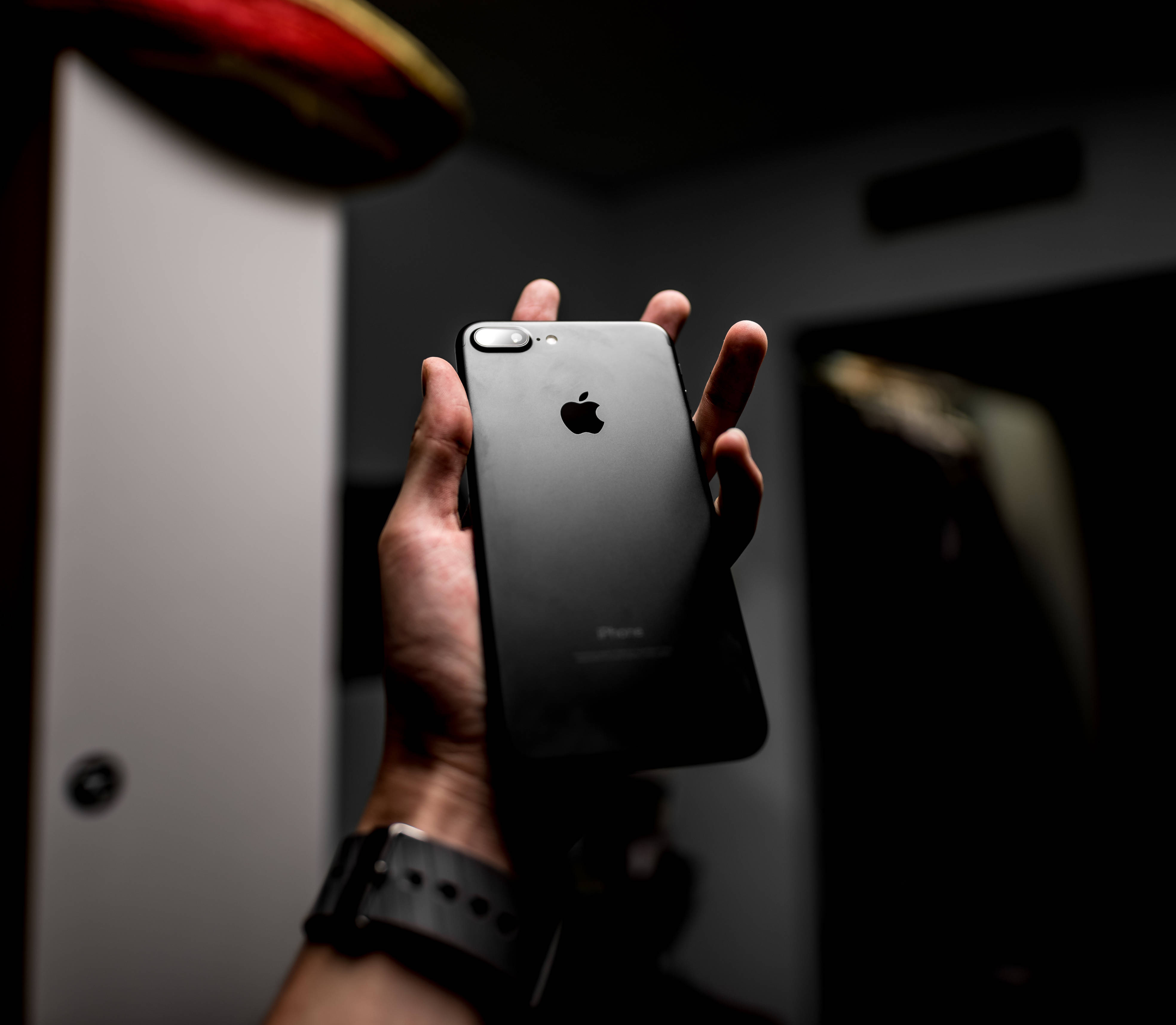 Sleek iPhone 8 med attraktiv bakgrunn Bakgrunner