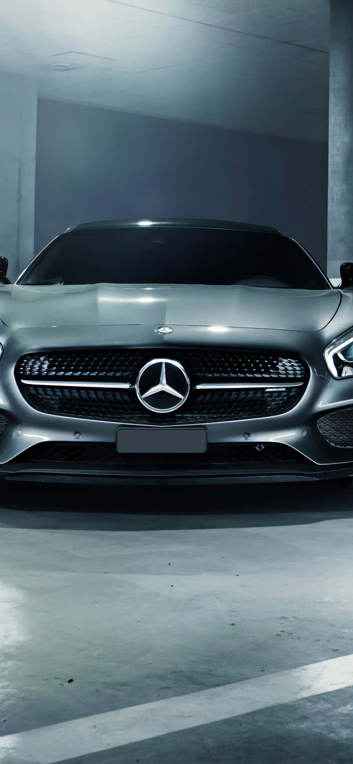 Sølv iPhone Xs Mercedes Amg Bakgrunn i Parkeringshus Bakgrunner
