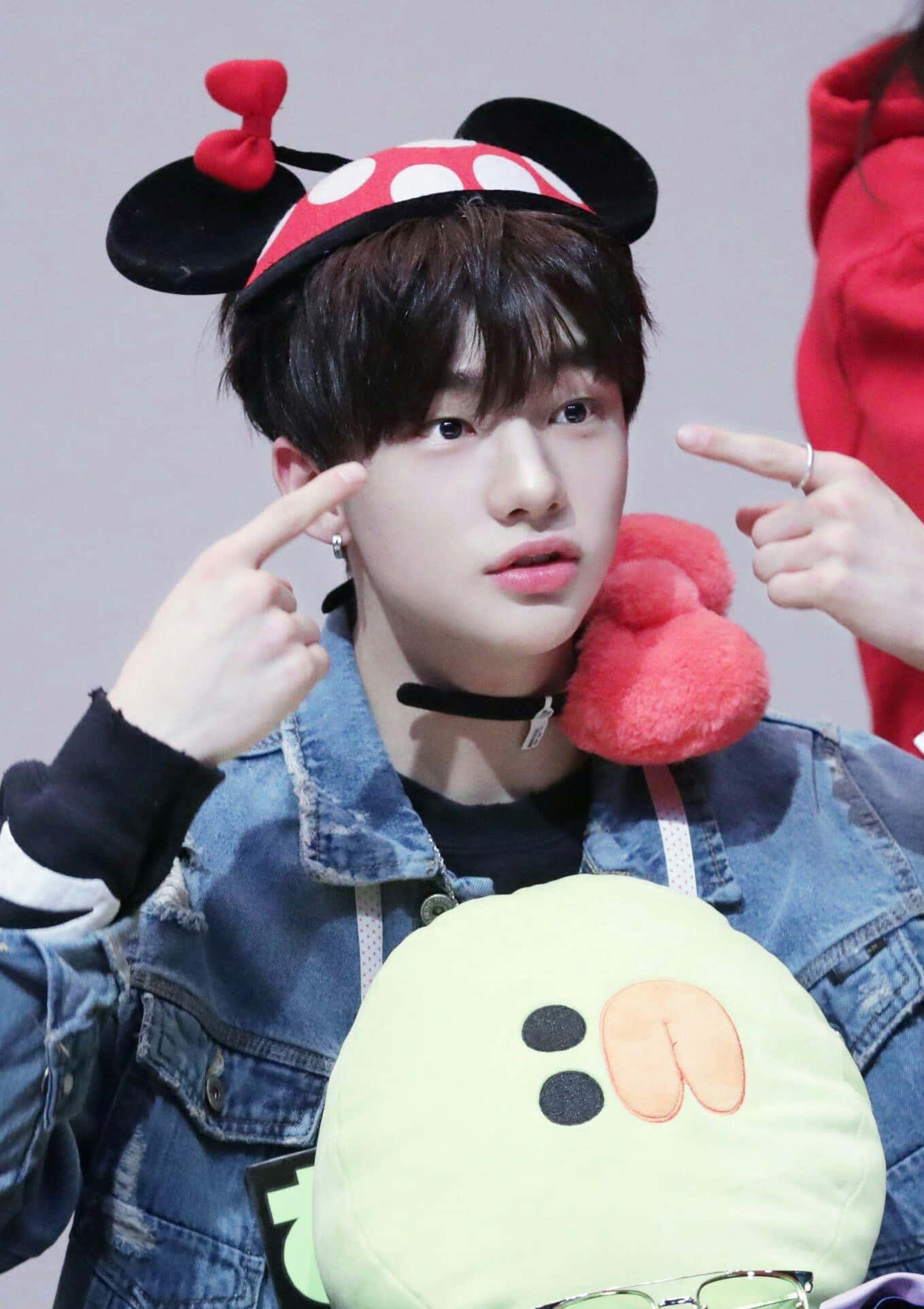 Søkoreansk sanger Hyunjin med Minnie Mouse-lue Bakgrunner