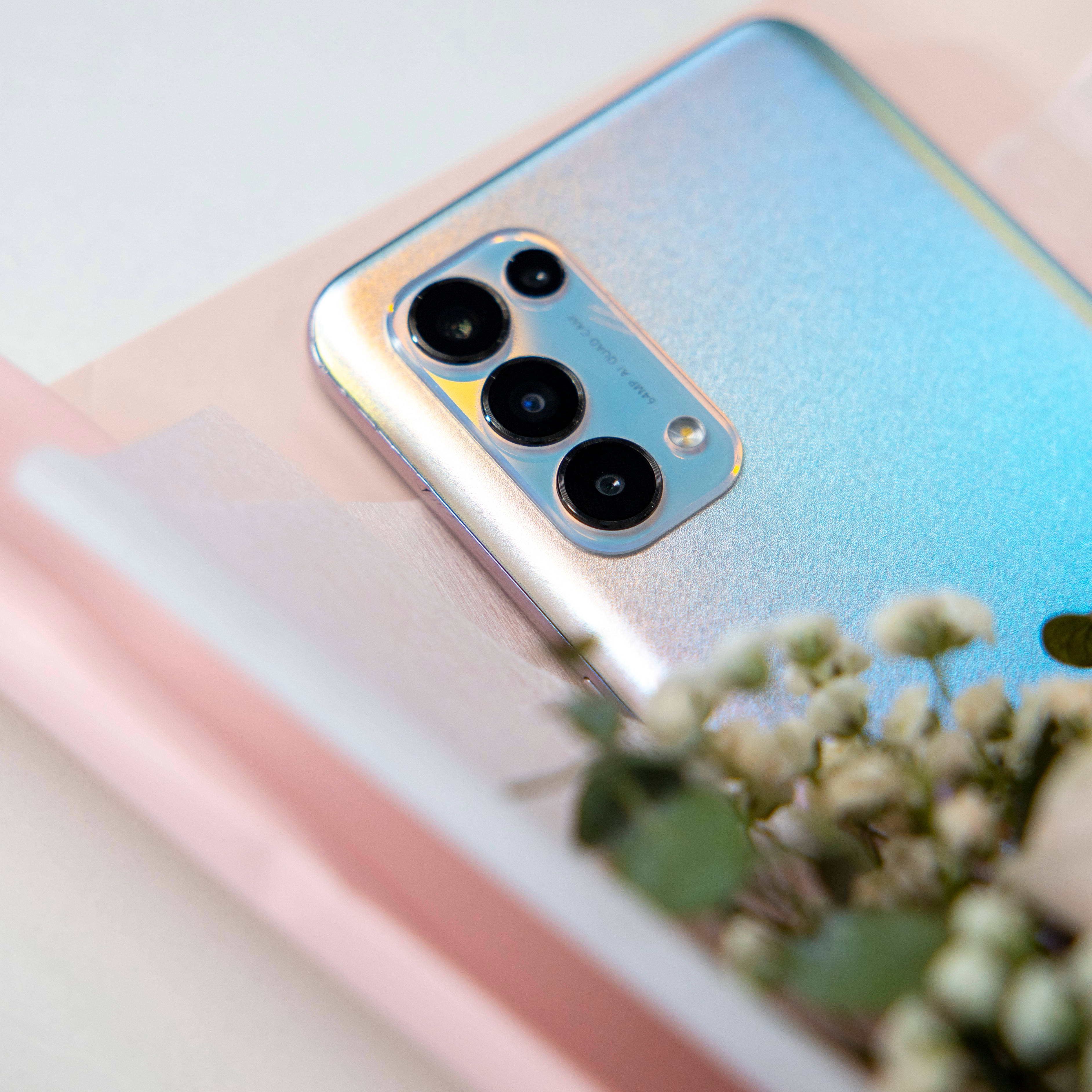 Sølv Oppo Reno5-smarttelefon Bakgrunner