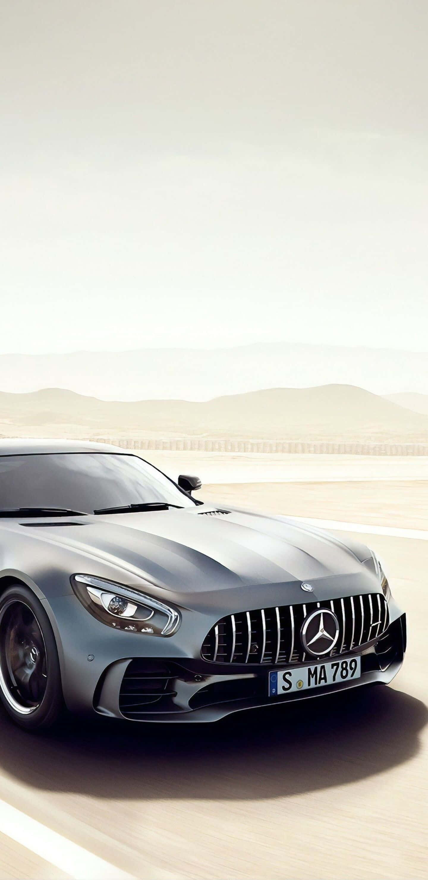 Sølvfarget Mercedes i ørkenvei Pixel 3XL AMG GT-R Bakgrunn Bakgrunner