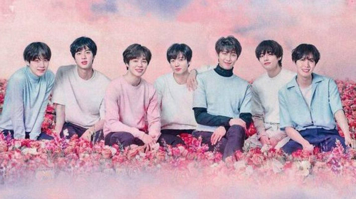 Søt BTS-gruppe på et rosa blomsterfelt — Bts gruppebilde GIF Bakgrunner