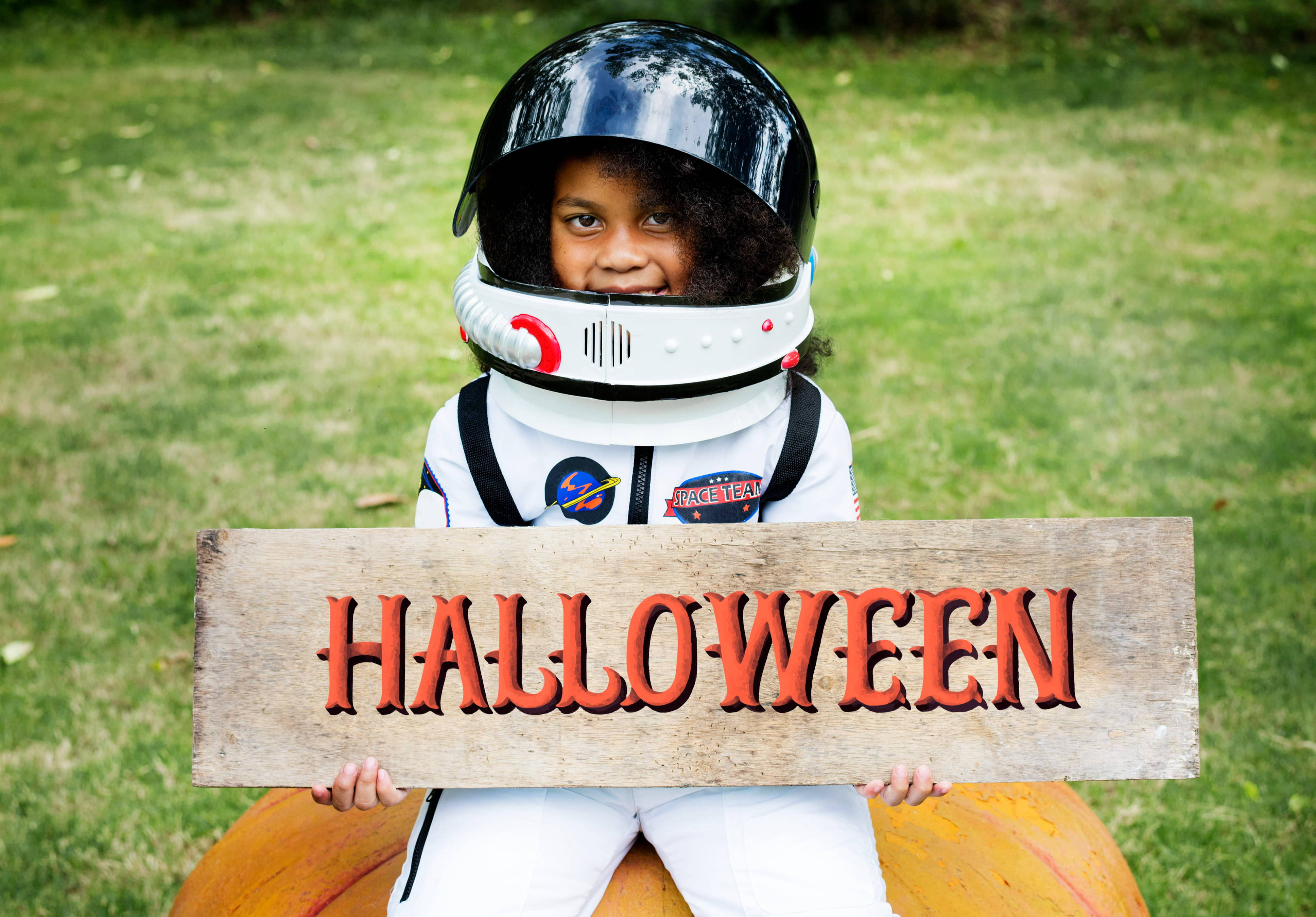 Søt Halloween-astronautjente Bakgrunner
