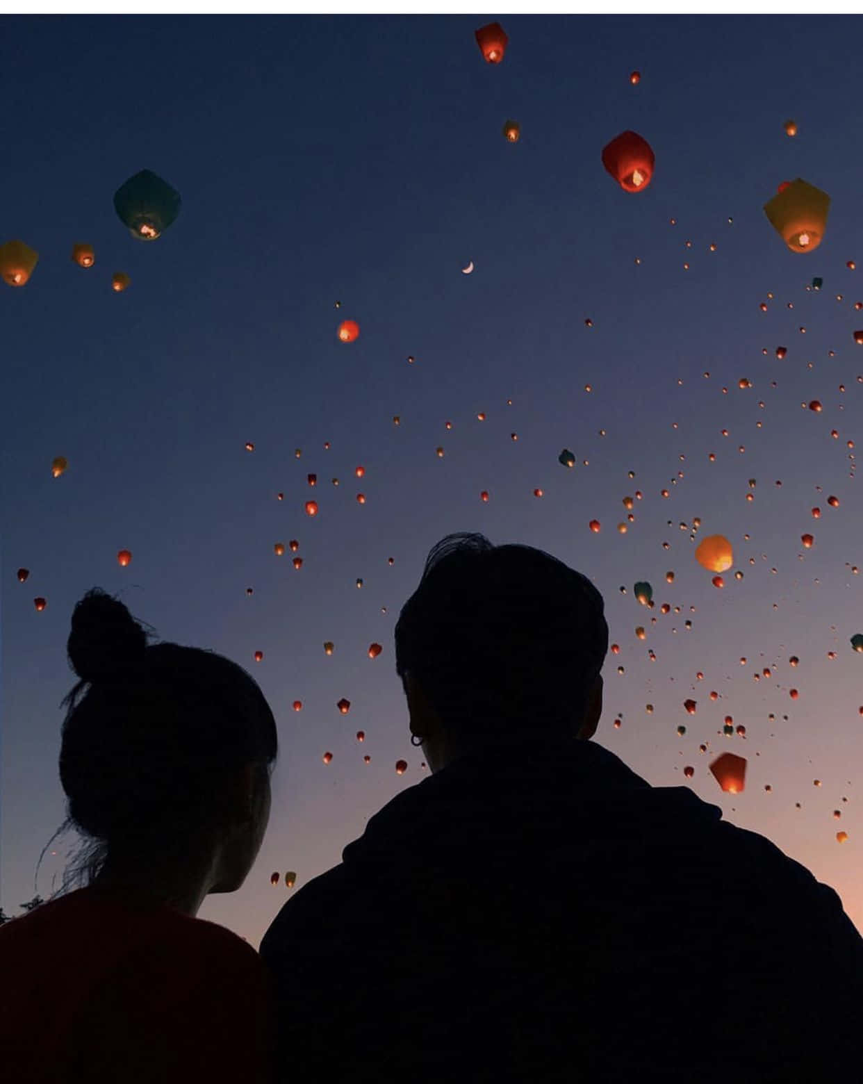 Søt kjærestepar med lysballonger Bakgrunner