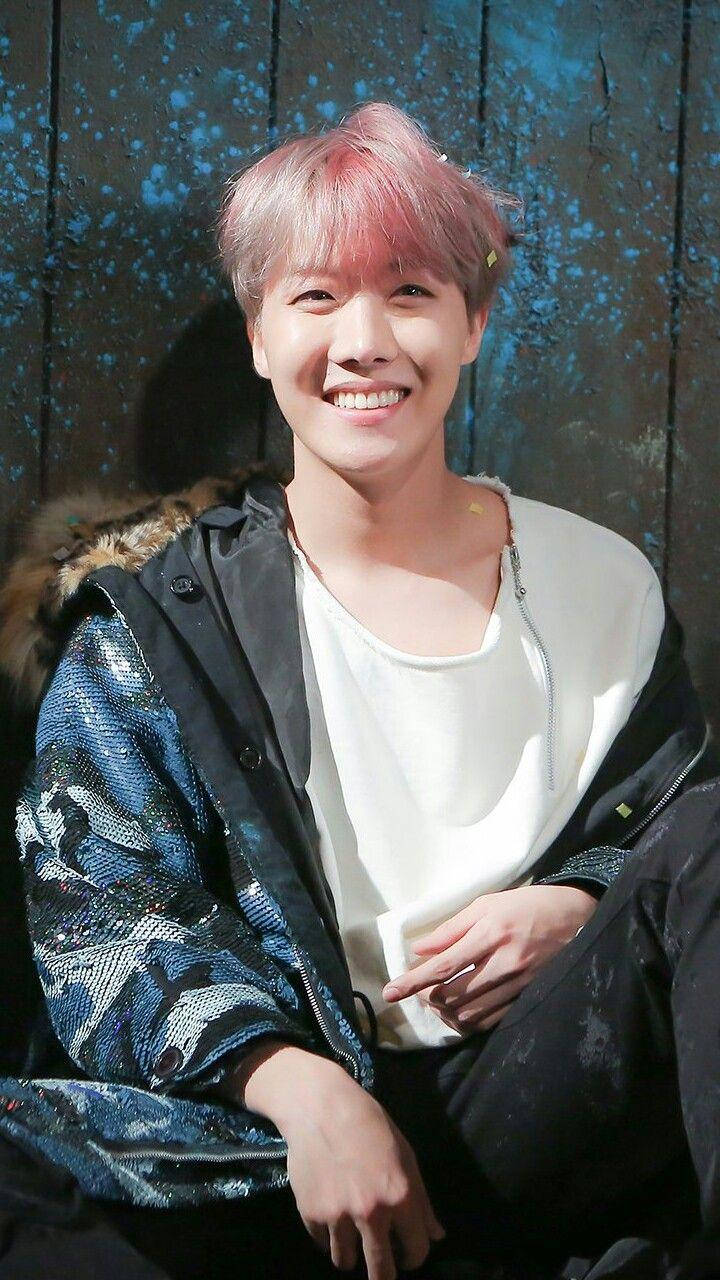 Søte BTS J-Hope som smiler Bakgrunner
