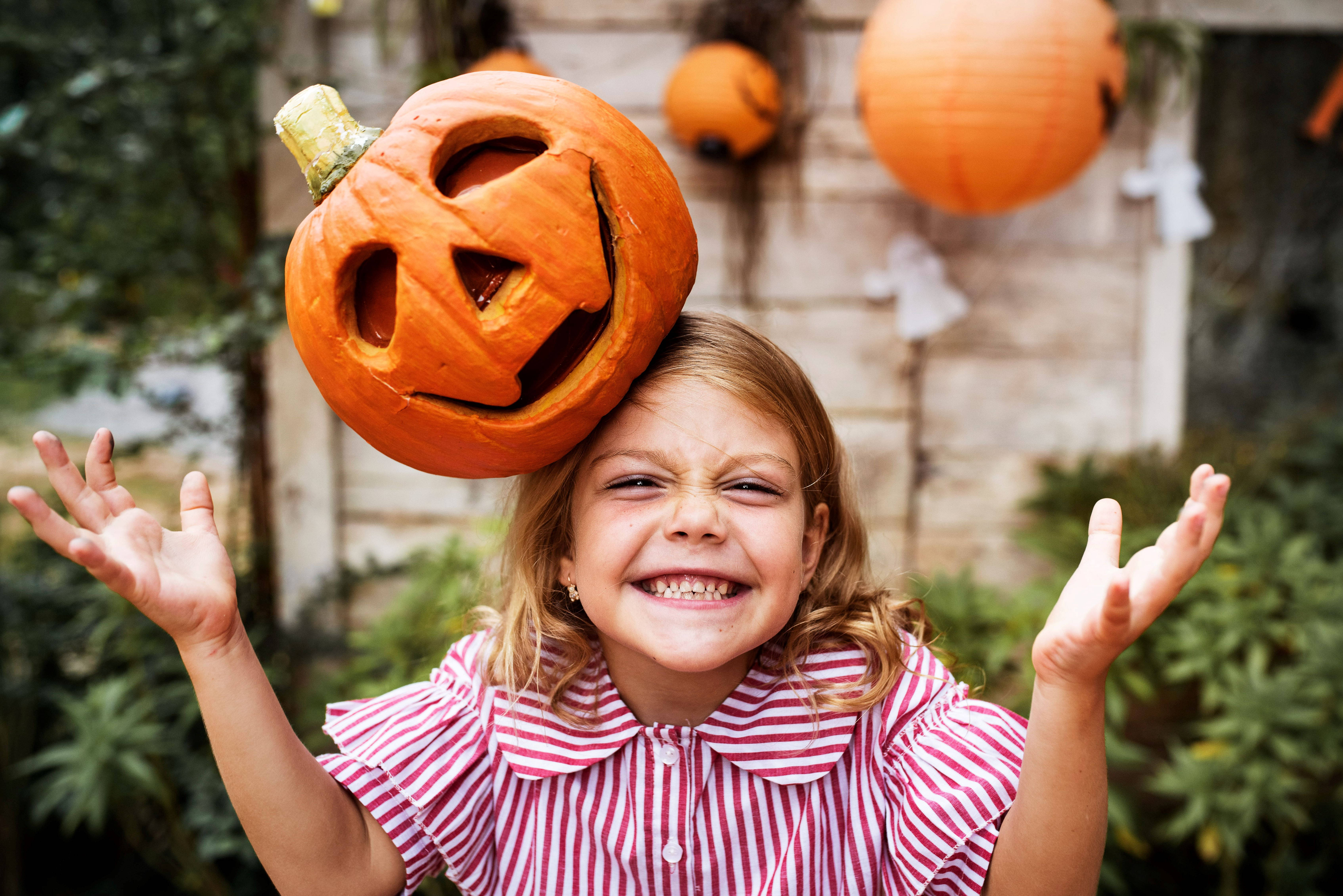 Søtt Halloween-gresskar på jentes hode Bakgrunner