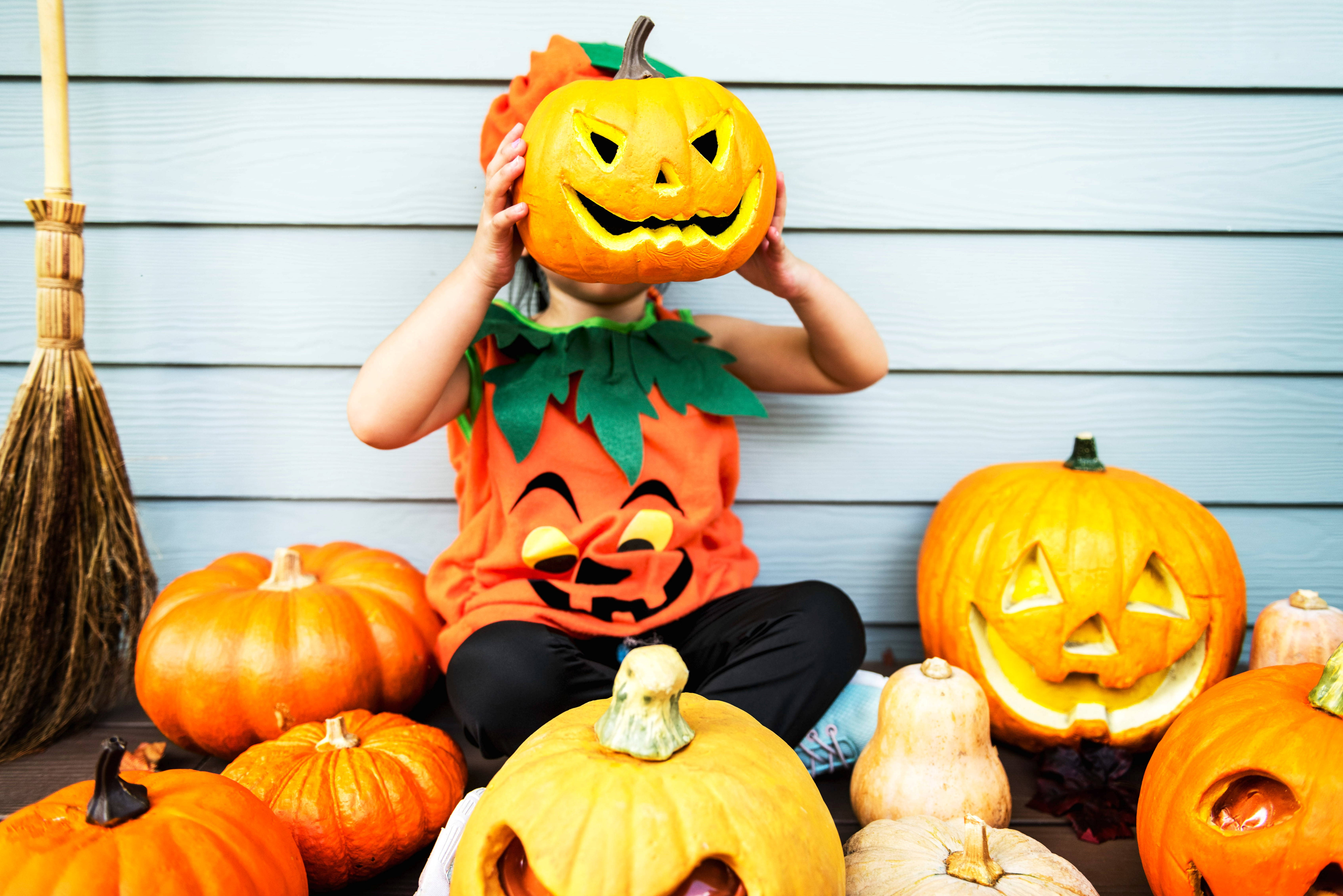 Søtt Halloween-barn i Jack O' Lantern-drakt Bakgrunner
