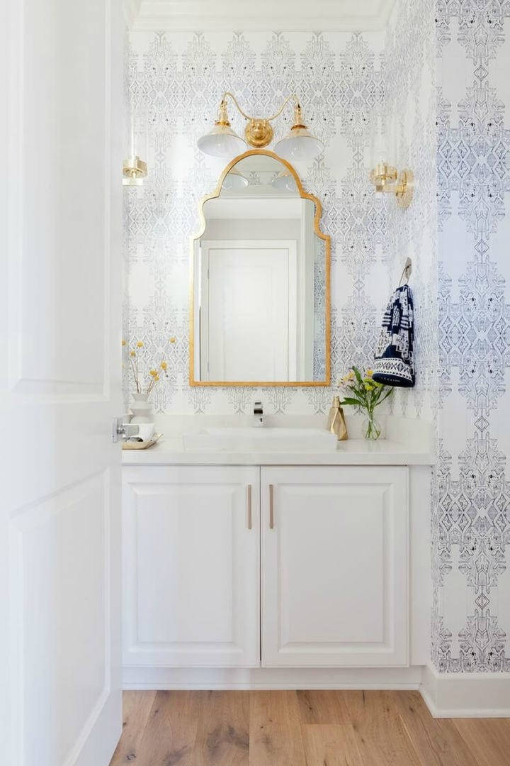 Speil med gylden ramme i boho-bad ved stranden Bakgrunner