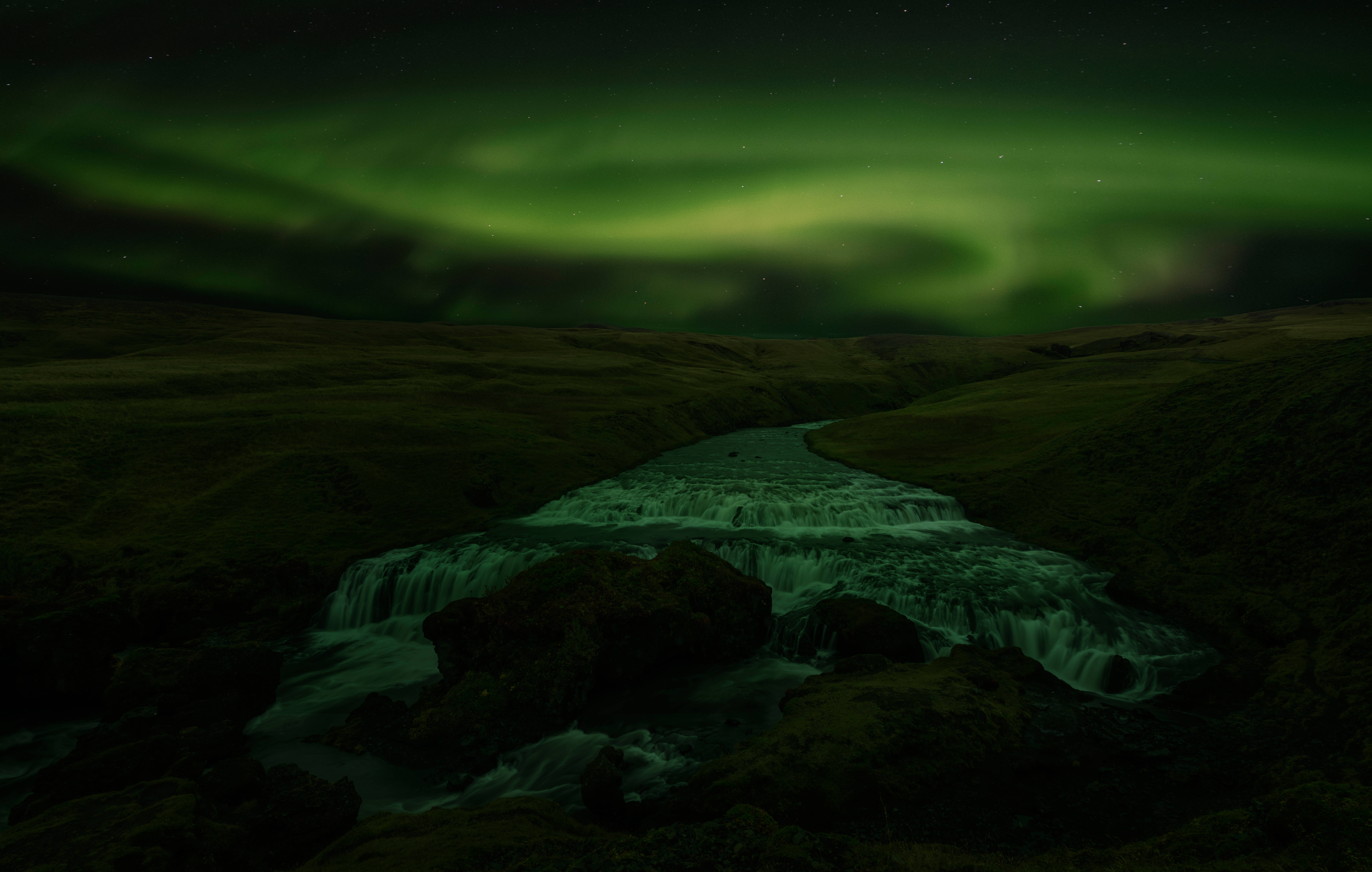 Spektakulær grønn nordlys mørk 4K Bakgrunner