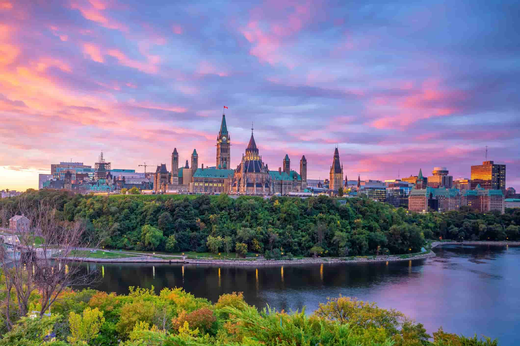 Spektakulær kaleidoskopisk himmel over Ottawa-elven Bakgrunner