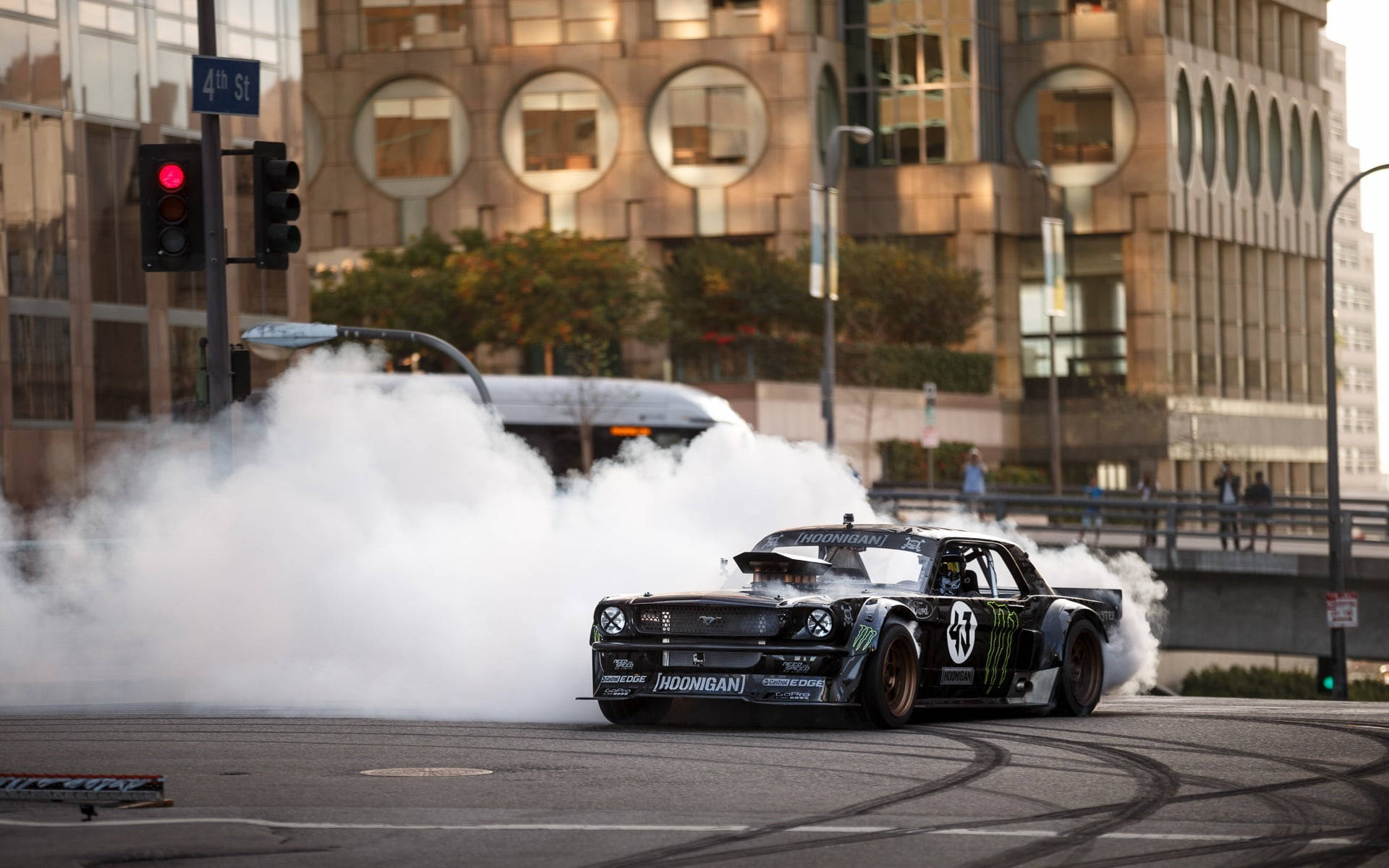 Spektakulær bil på bane - Hoonigan Ford Mustang i driftaction Bakgrunner