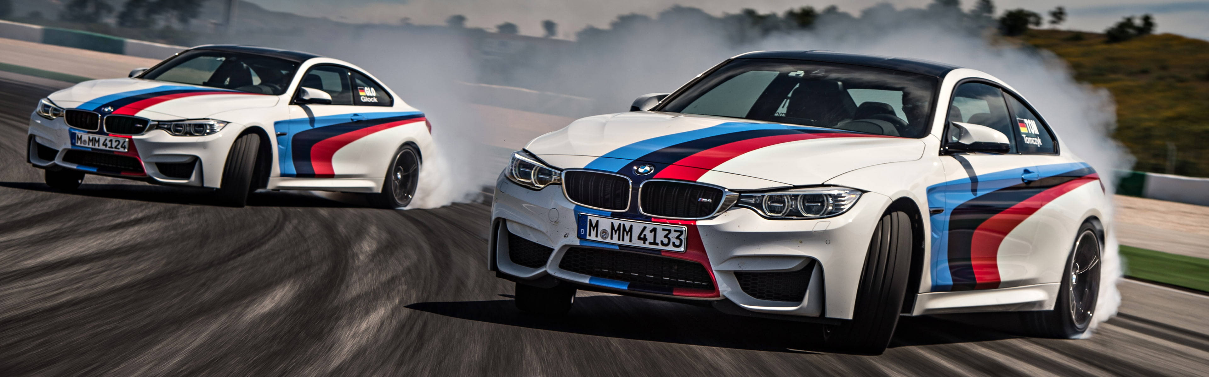 Spennende kjøring med en BMW M4 Drift Car på banen Bakgrunner