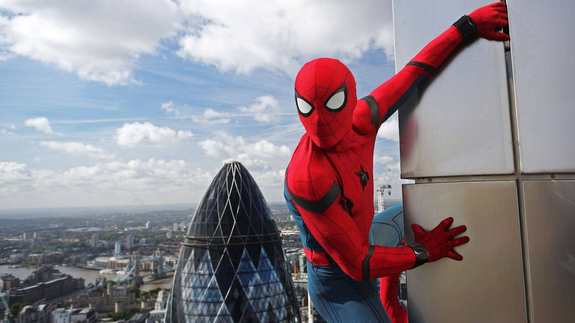Spiderman svinger seg foran Gherkin-tårnet Bakgrunner