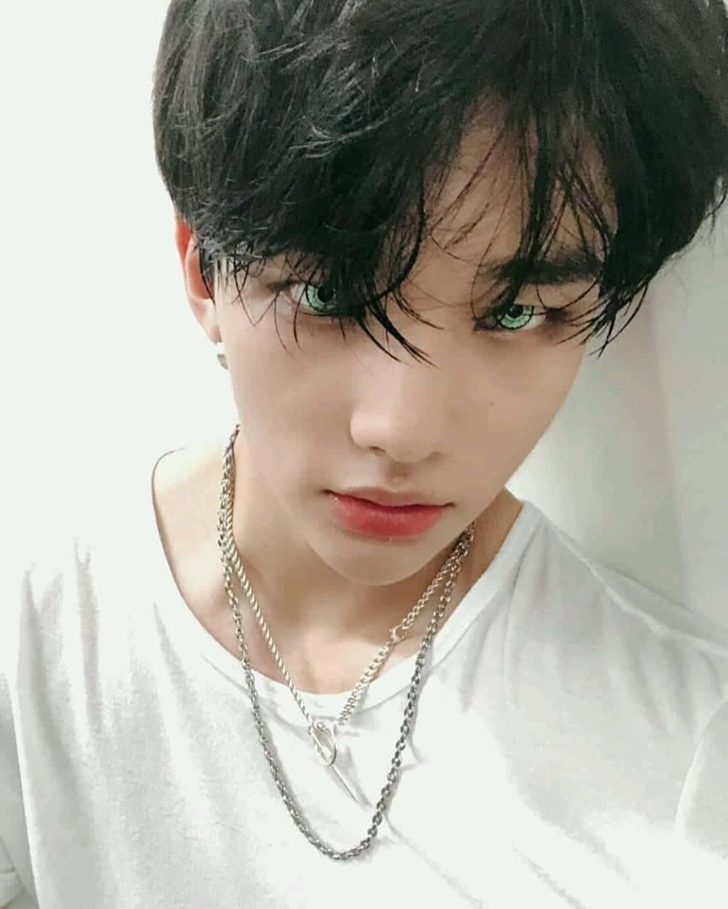 Sørkoreansk rapper Hyunjin grønne kontaktlinser Bakgrunner
