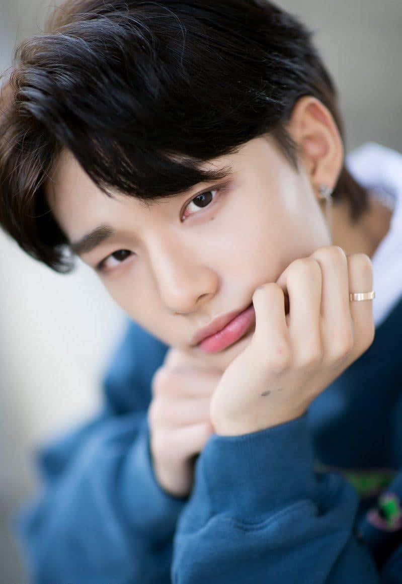 Sørkoreanske sangeren Hyunjin poserer for Dispatch Bakgrunner
