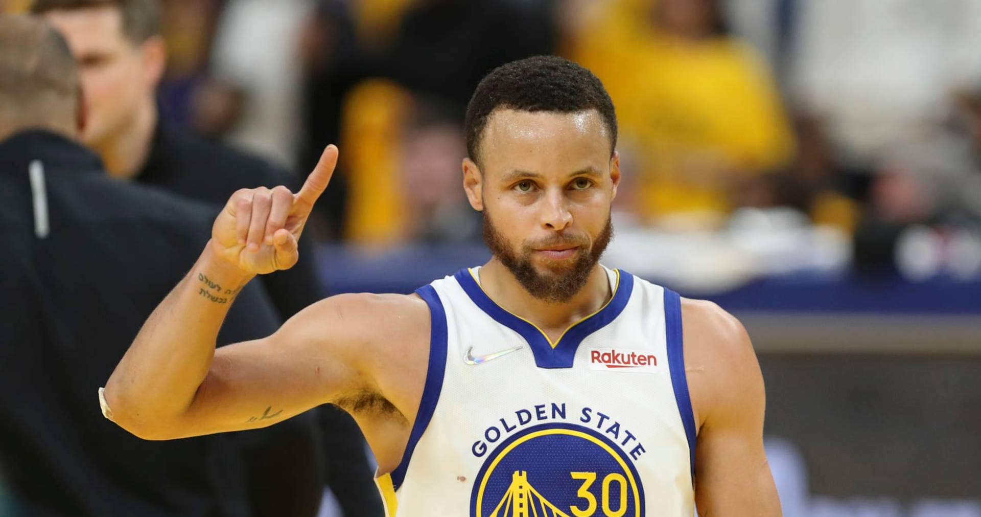 Steph Curry peker opp med høyre hånd Bakgrunner