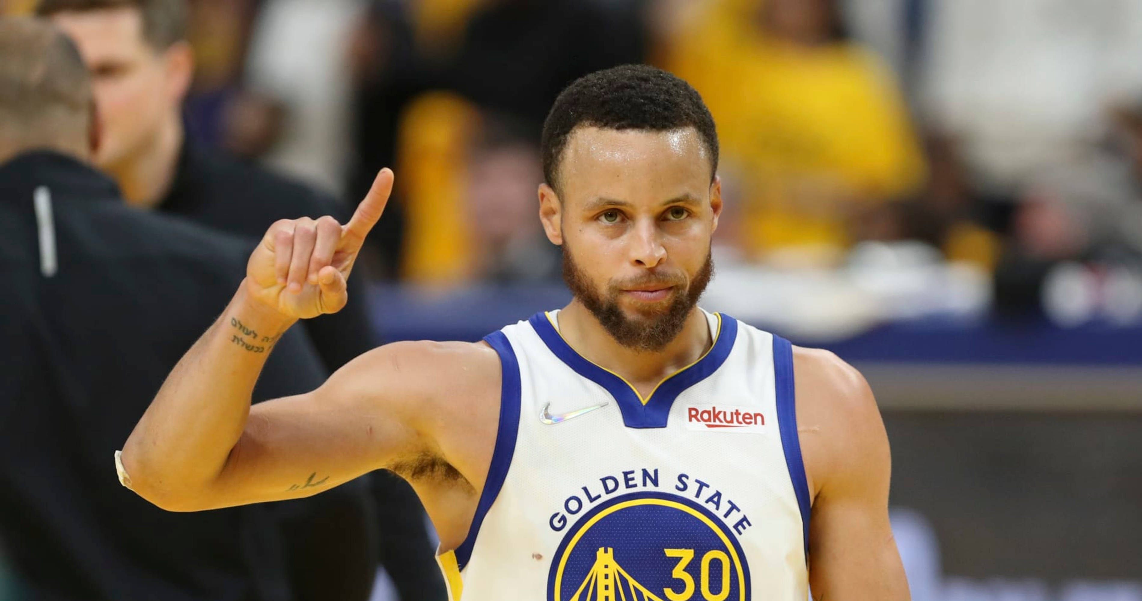 Steph Curry peker opp med høyre hånd Bakgrunner