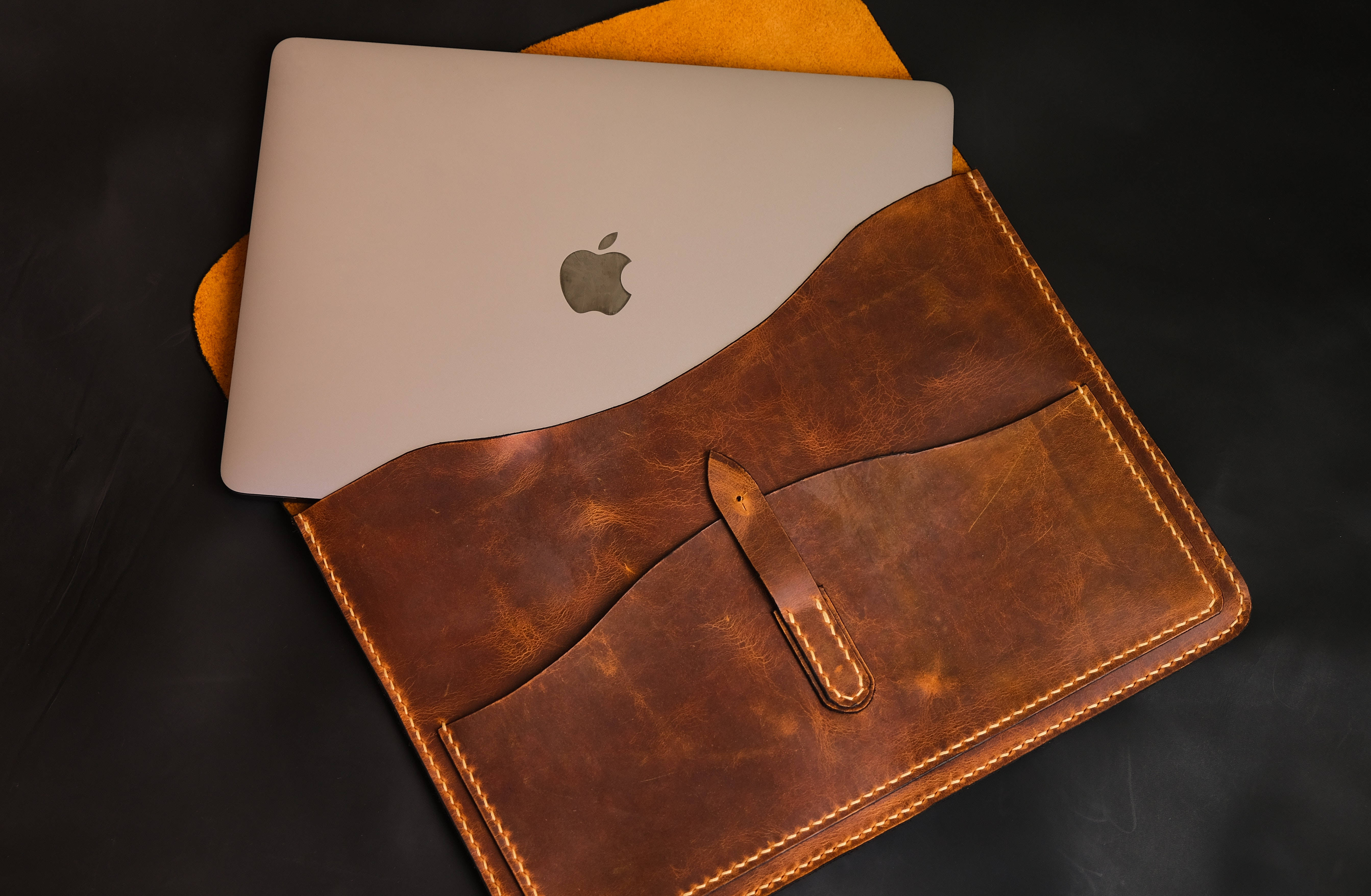 Stilig Apple Mac-skrivebord i kreativt arbeidsmiljø Bakgrunner