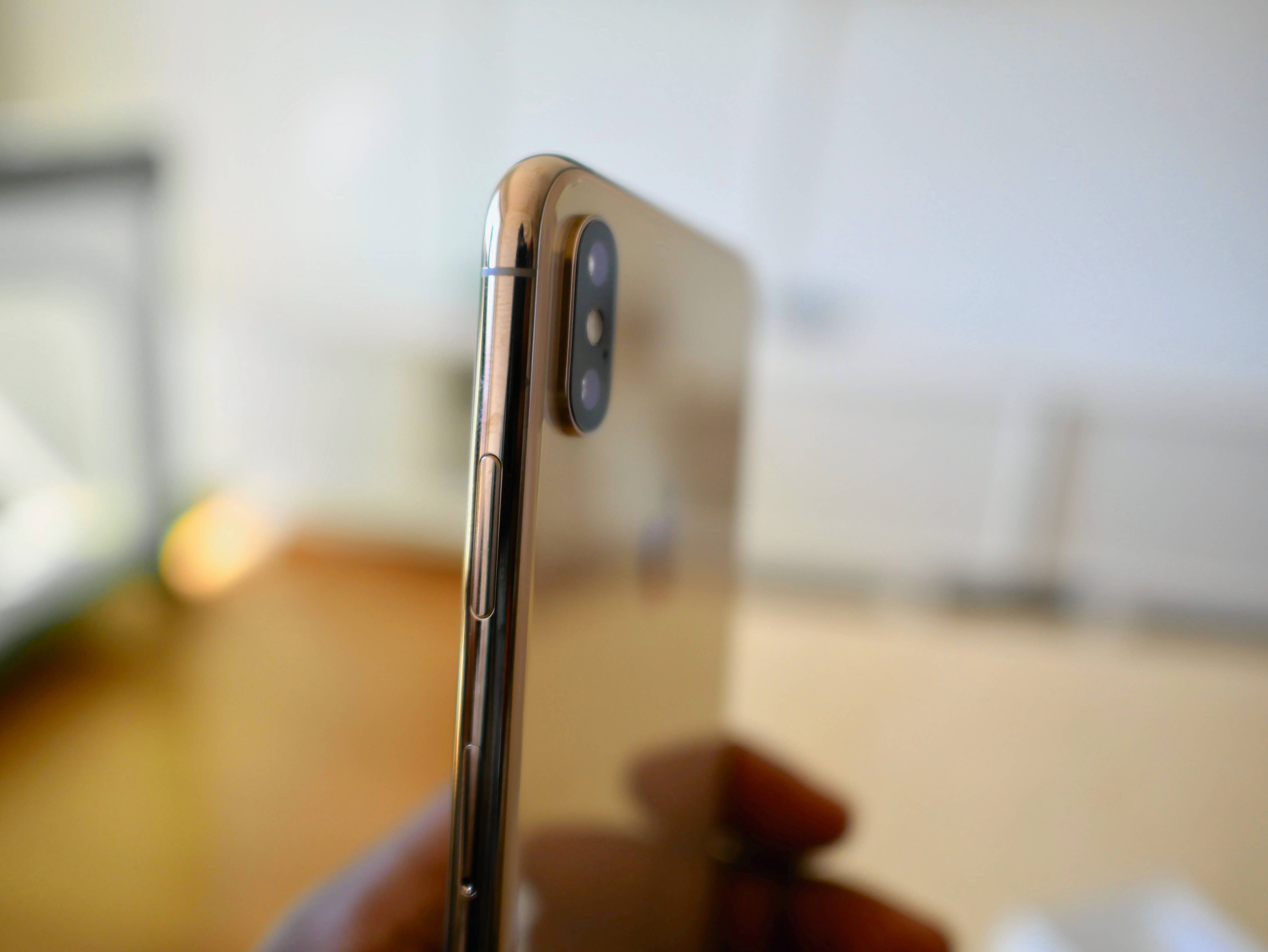 Stilig og elegant iPhone Xs som viser dynamisk aurora-bakgrunnsbilde Bakgrunner