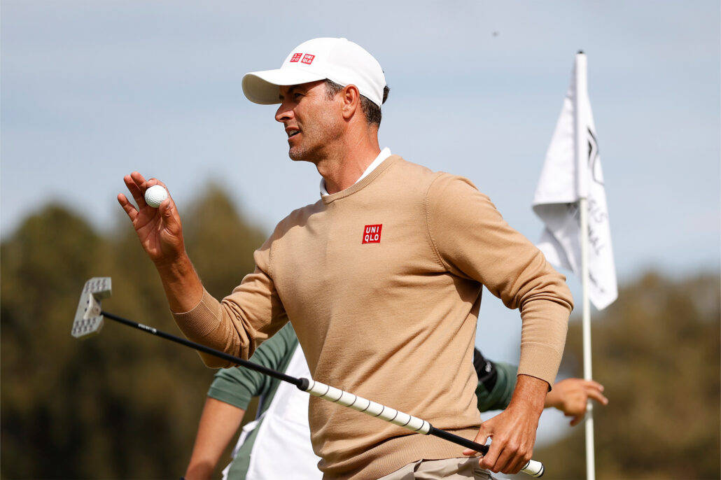 Stilige Adam Scott under spill Bakgrunner