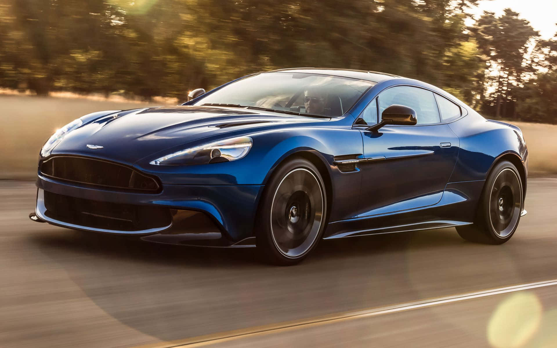 Strålende Aston Martin Vanquish i full prakt Bakgrunner