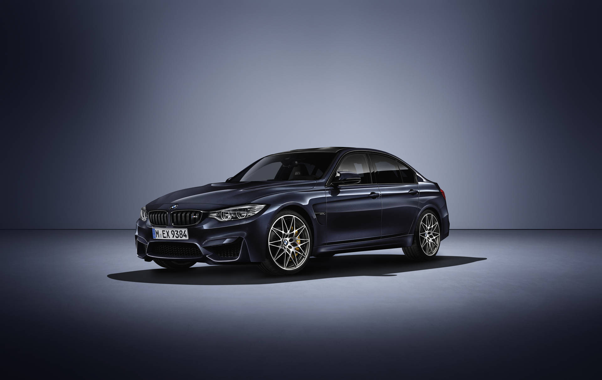 Svart BMW M3 30 Jahre Edition i spotlight bakgrunnsbilde