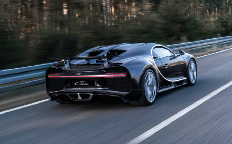 Svart Bugatti Chiron i bevegelse 4K Bakgrunner