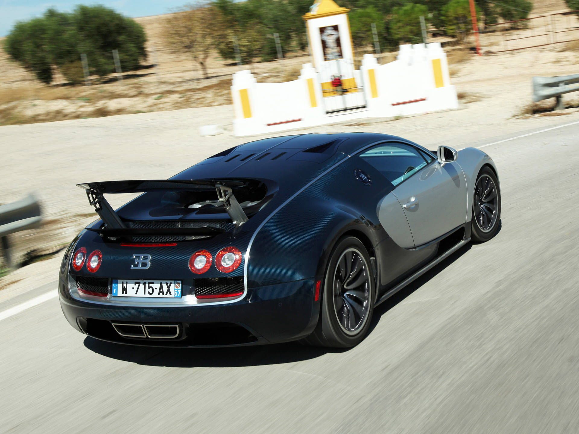 Svart Bugatti Veyron i fart bakgrunnsbilde