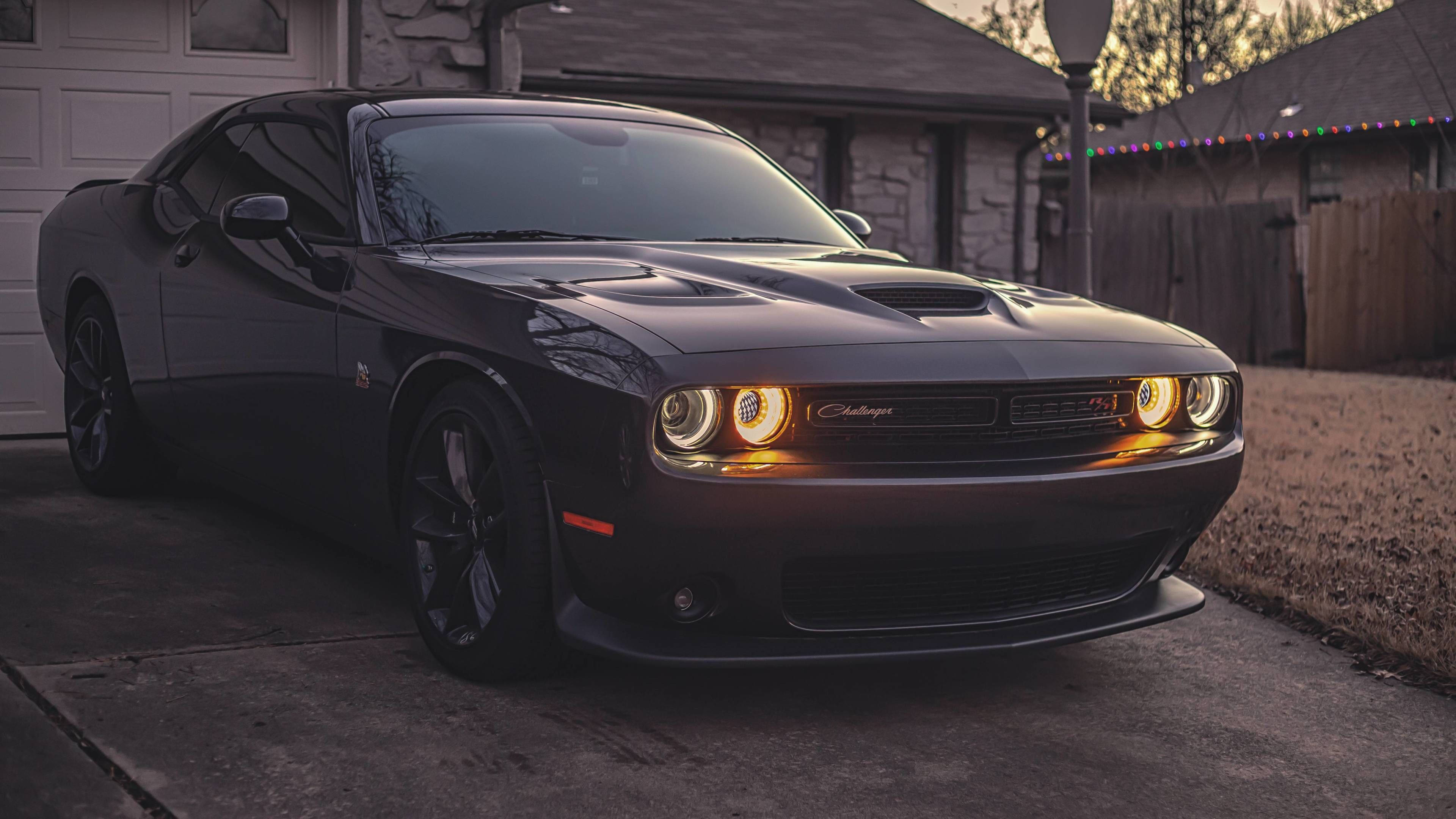 Svart Dodge Challenger Demon 4K utenfor en garasje Bakgrunner