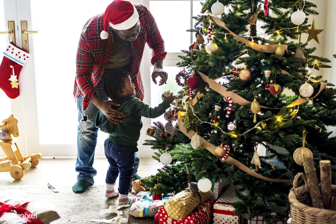 Svart familie pynter juletreet Bakgrunner