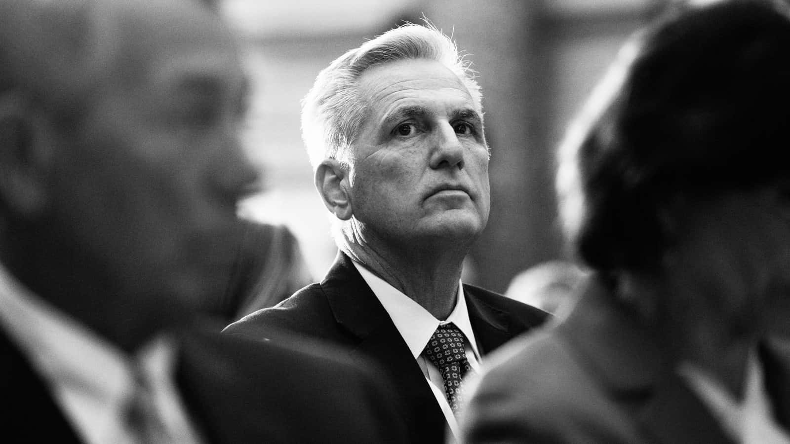 Svart-hvitt bilde av Kevin McCarthy Bakgrunner