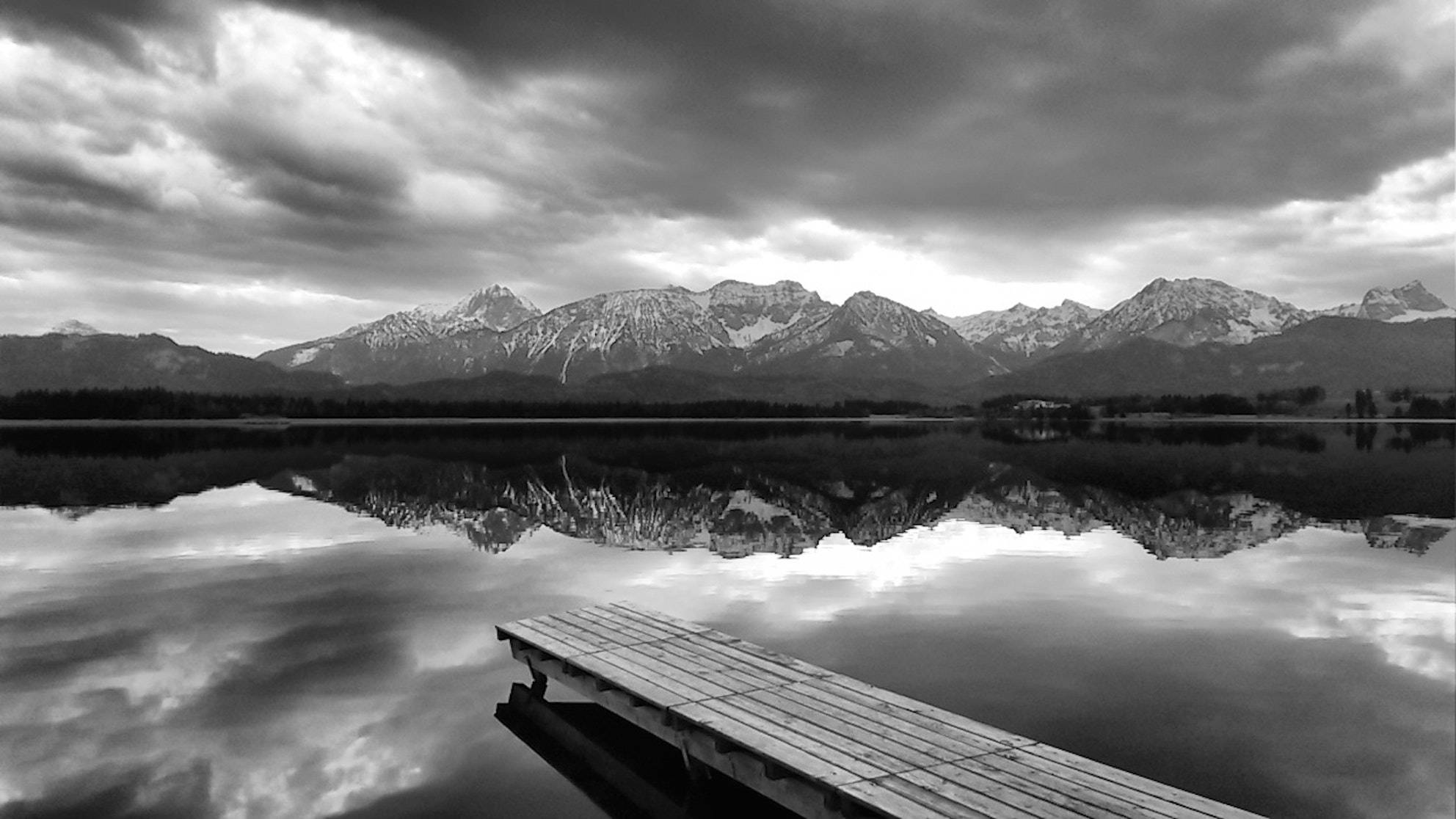 Svart-hvitt fotografi av innsjø og fjell Bakgrunner