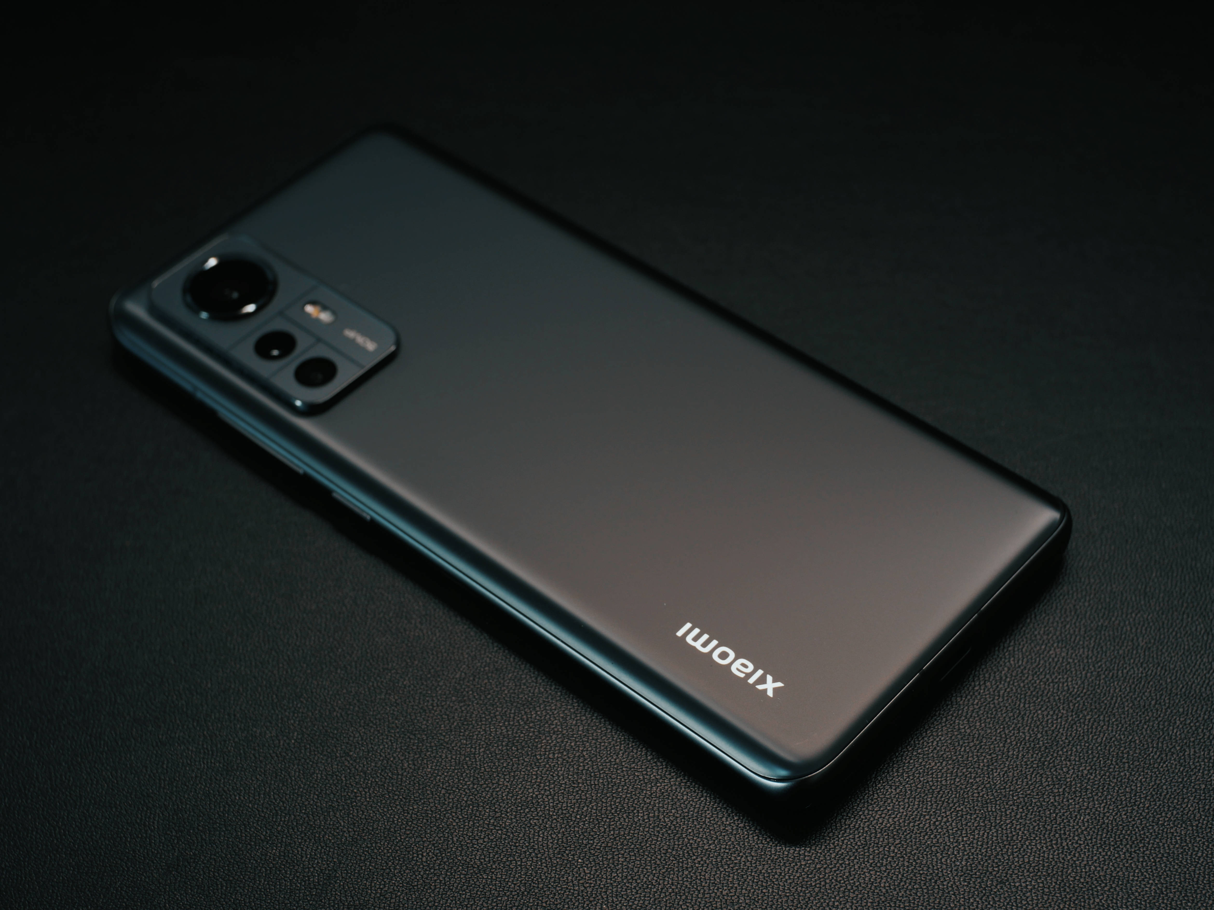 Svart Xiaomi-telefon Bakgrunner