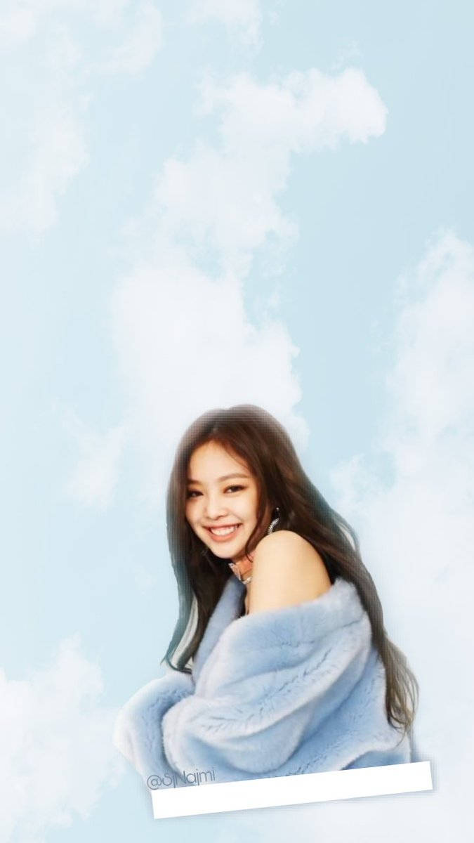 Blackpink Jennie i blå pelsjakke på blå himmelbakgrunn bakgrunn