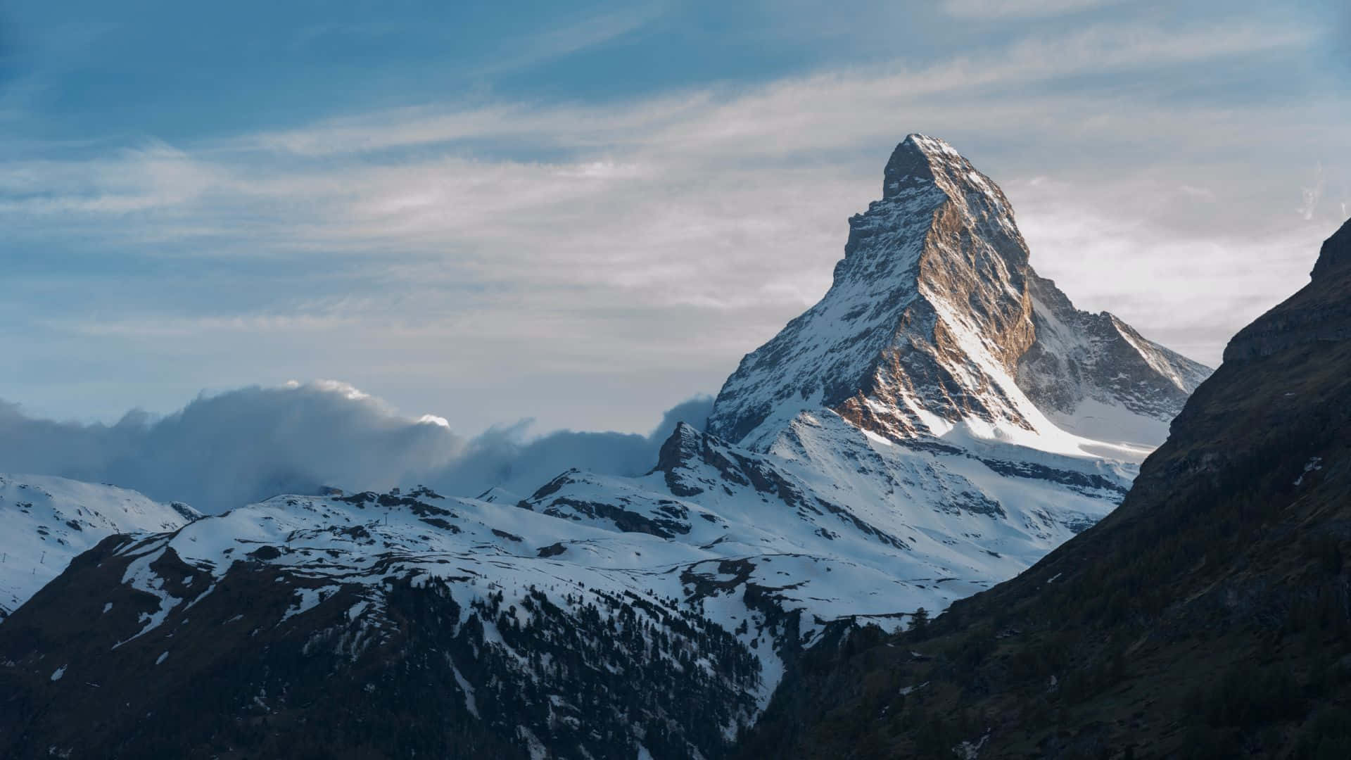 Ta et pust av frisk luft mens du nyter utsikten over de majestetiske fjellene Bakgrunner