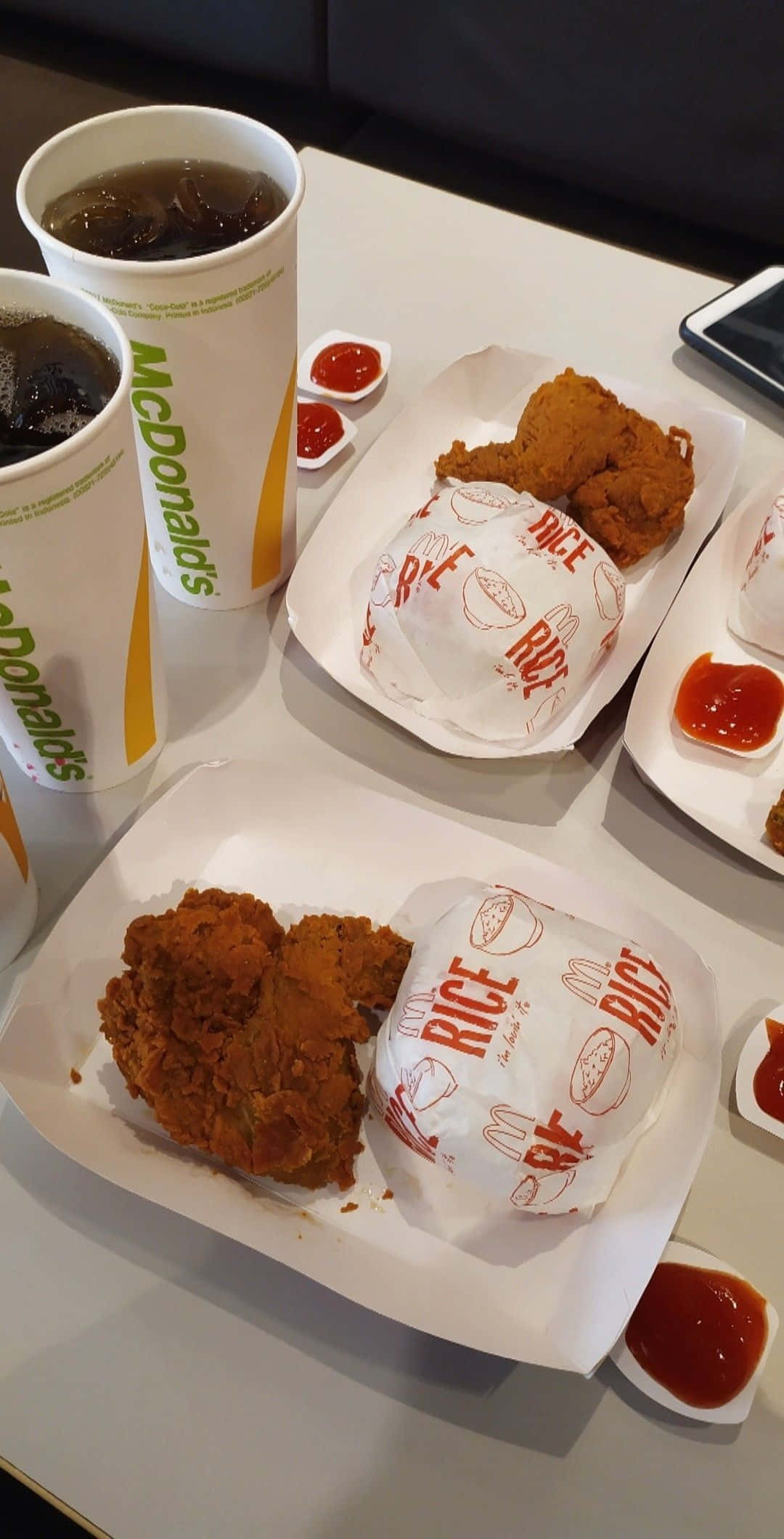 Tallerken med kylling og ris McDonald's matbilde Bakgrunner