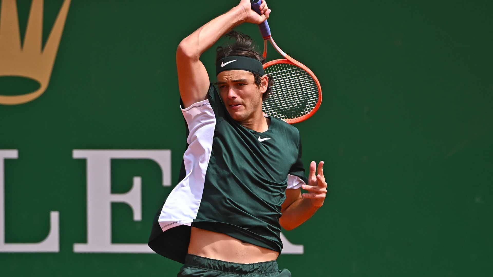 Taylor Fritz i aksjon - kraftig smash Bakgrunner