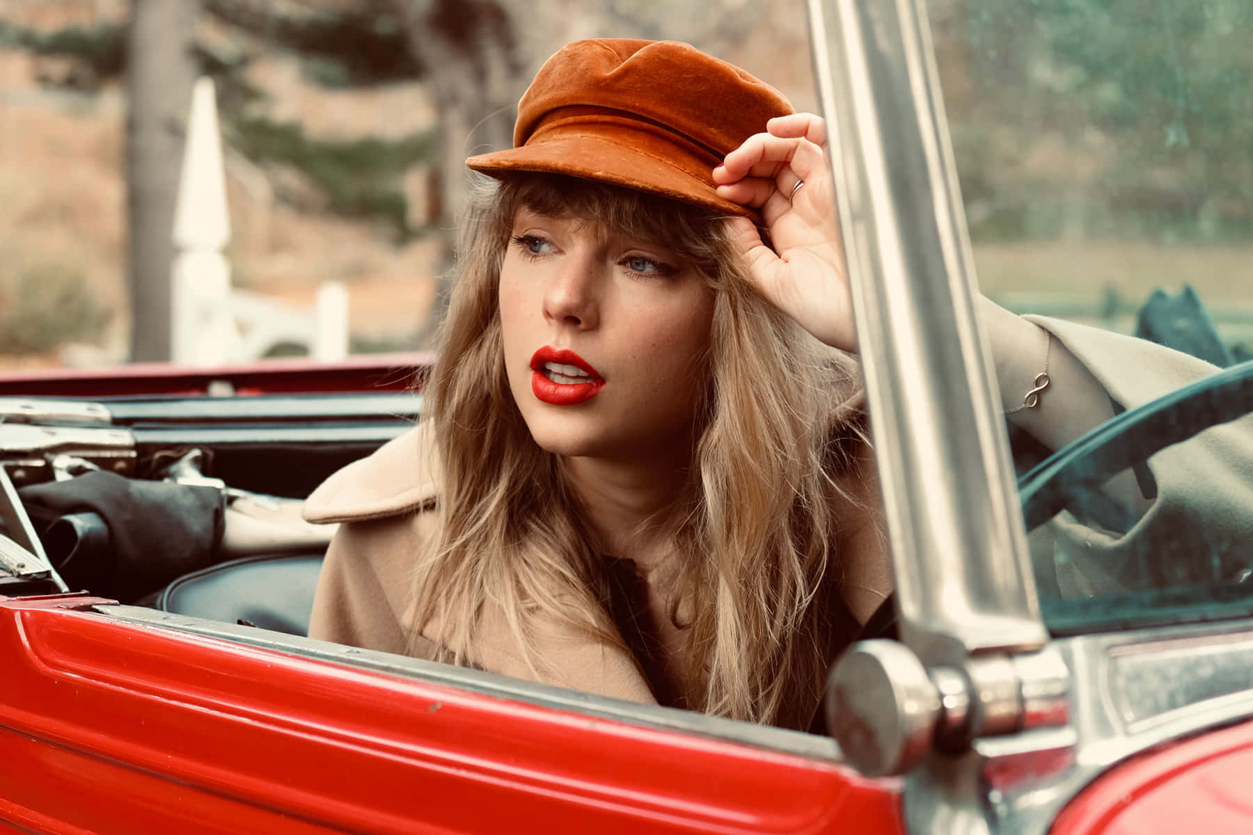 Taylor i en cabriolet fra Red Taylors Version Bakgrunner