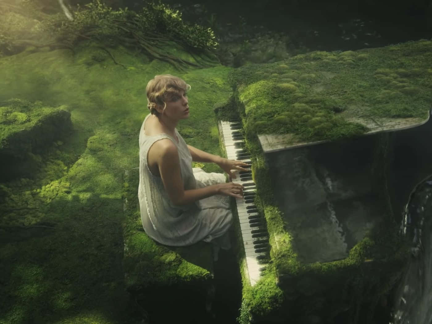 Taylor Swift Folklore spiller piano i skogen Bakgrunner