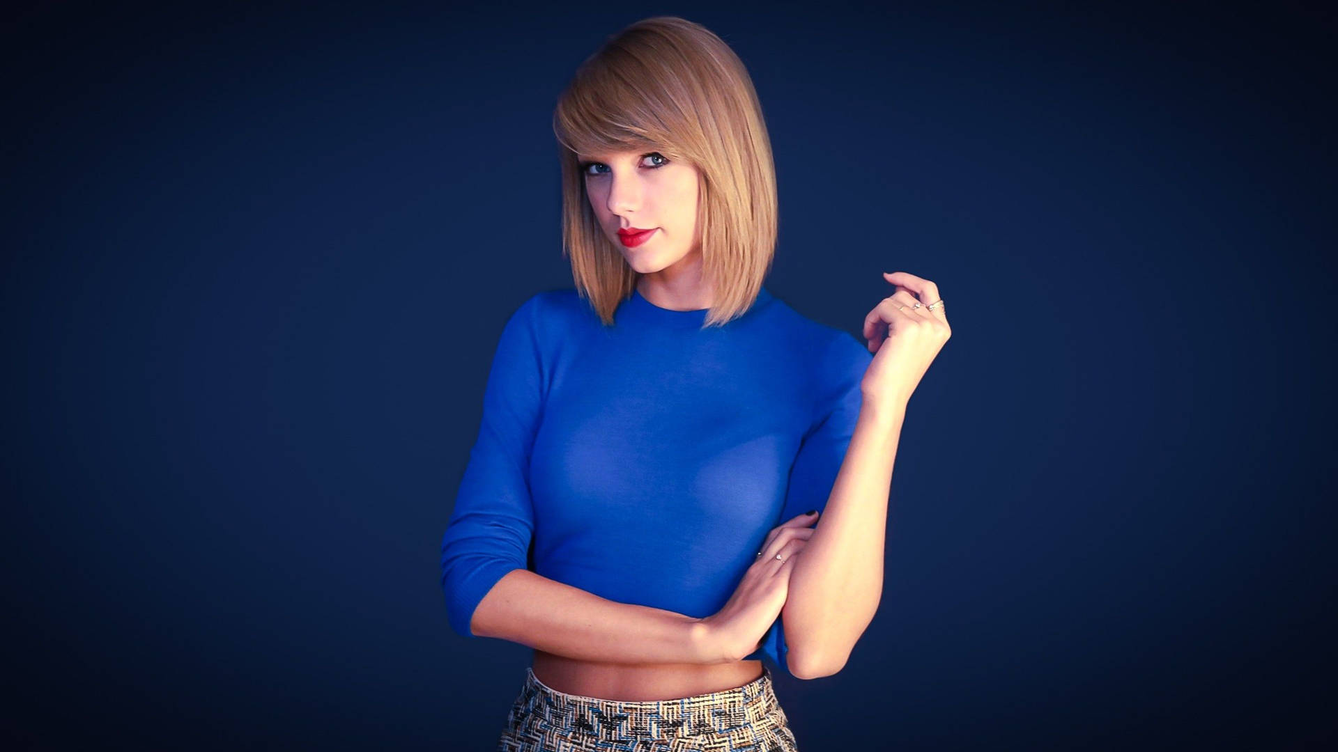 Minimalistisk Taylor Swift blått bakgrunnsbilde.