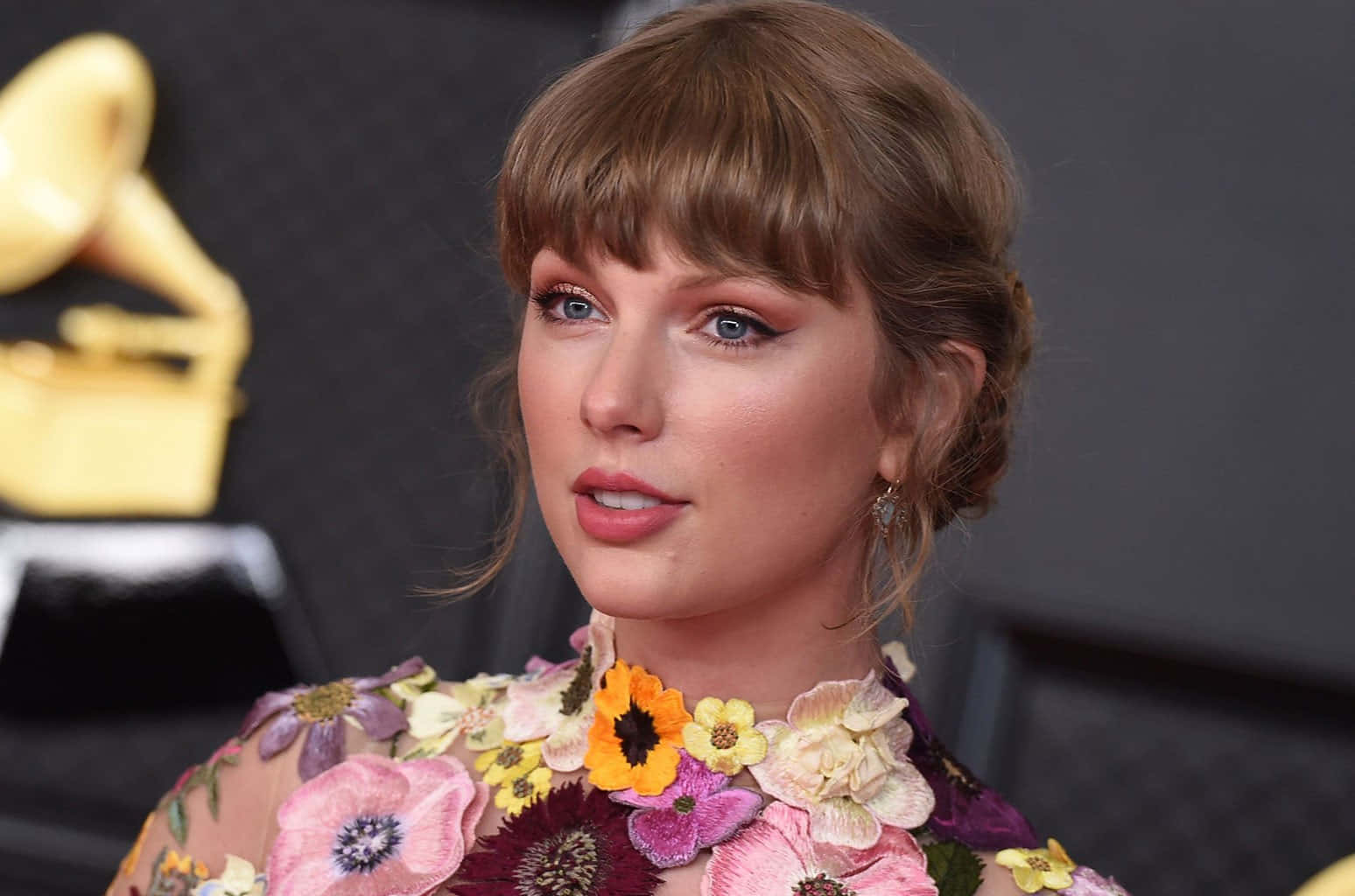 Taylor Swift i musikkvideoen til sin hitlåt "Shake It Off" Bakgrunner