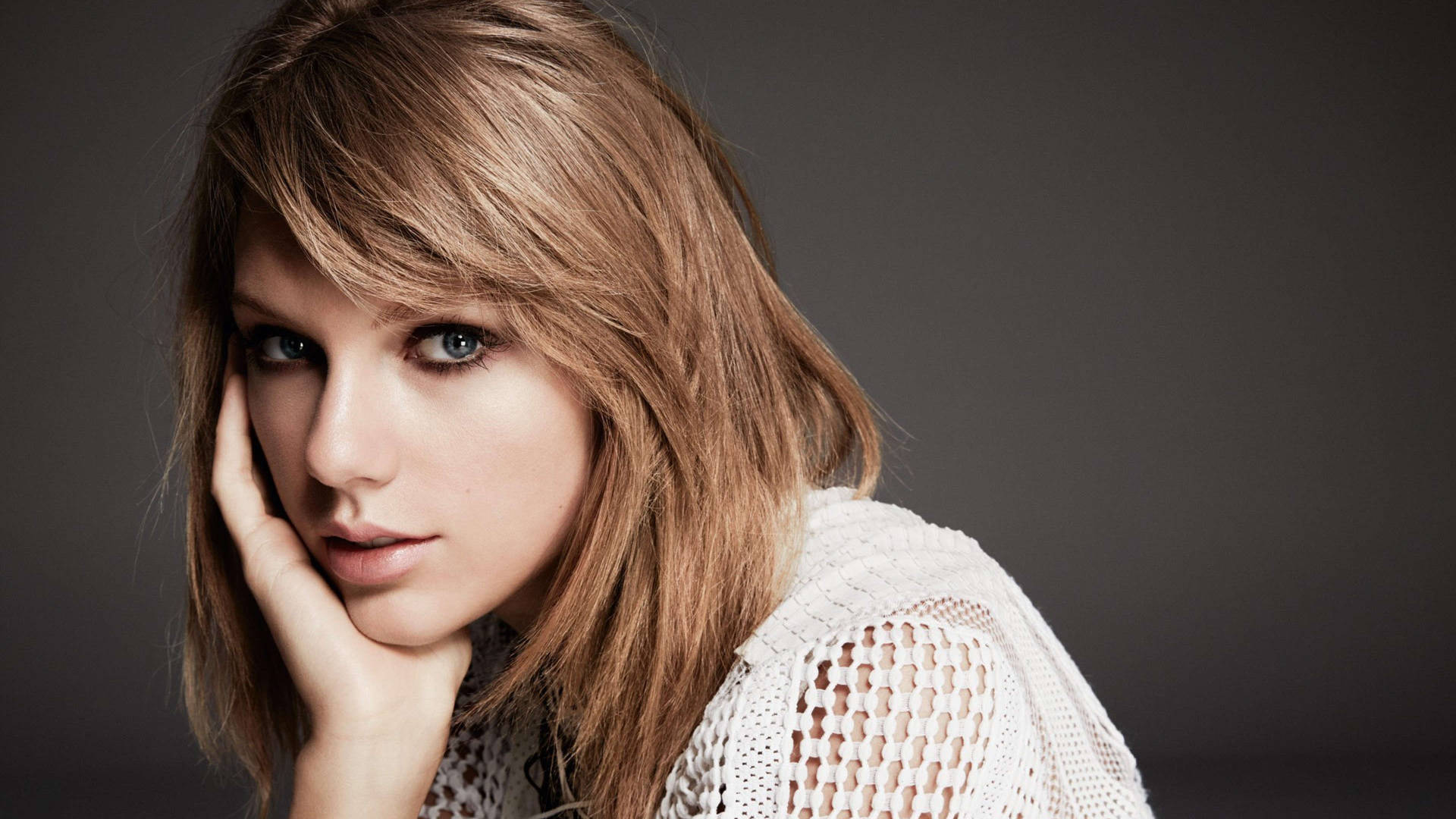 Nydelig Taylor Swift svart røykfylt øyesminke bakgrunnsbilde.