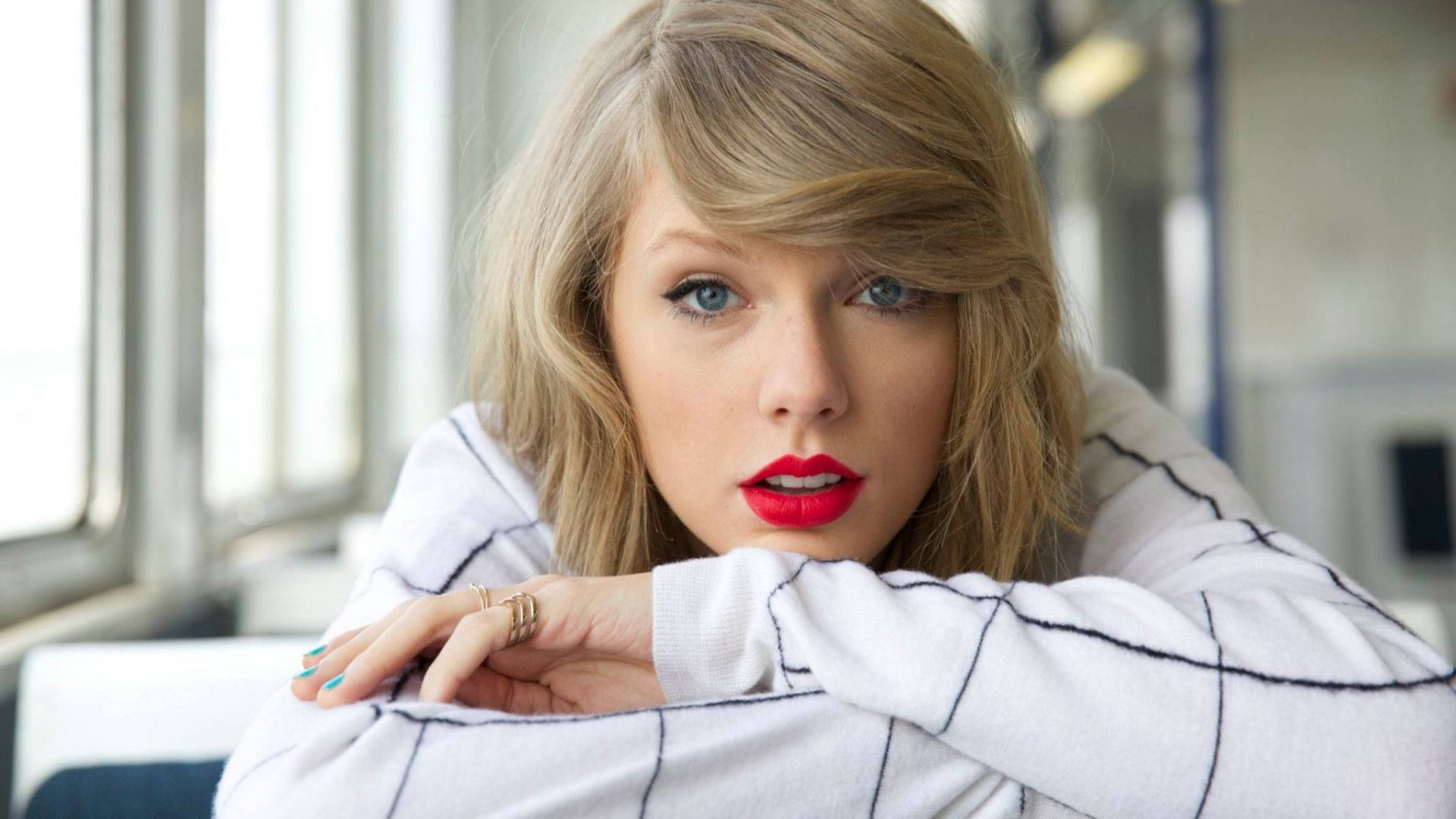 Taylor Swift hake hvilende på bord bakgrunnsbilde.