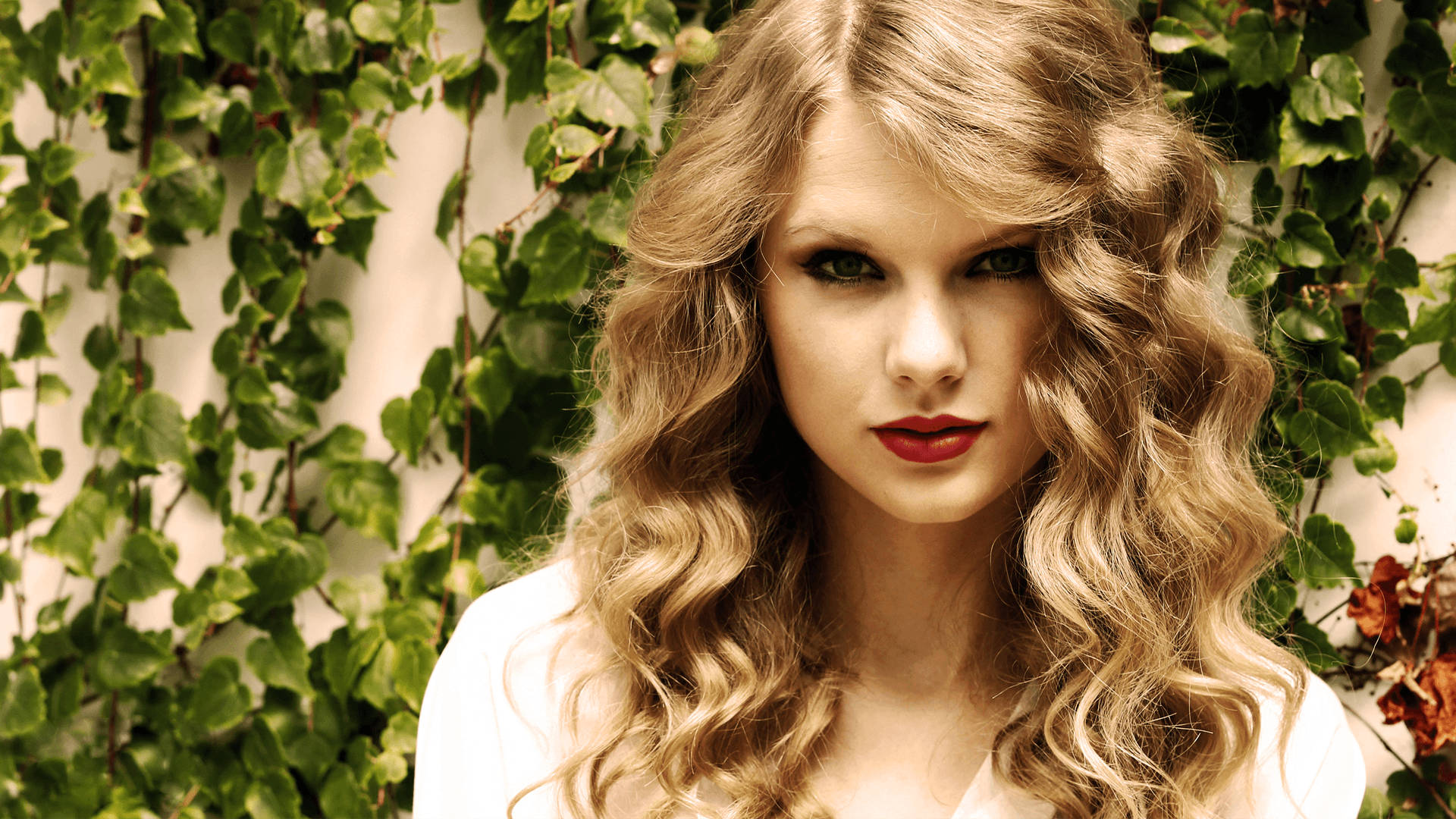 Taylor Swift naturlig nydelige krøller HD-bakgrunn.