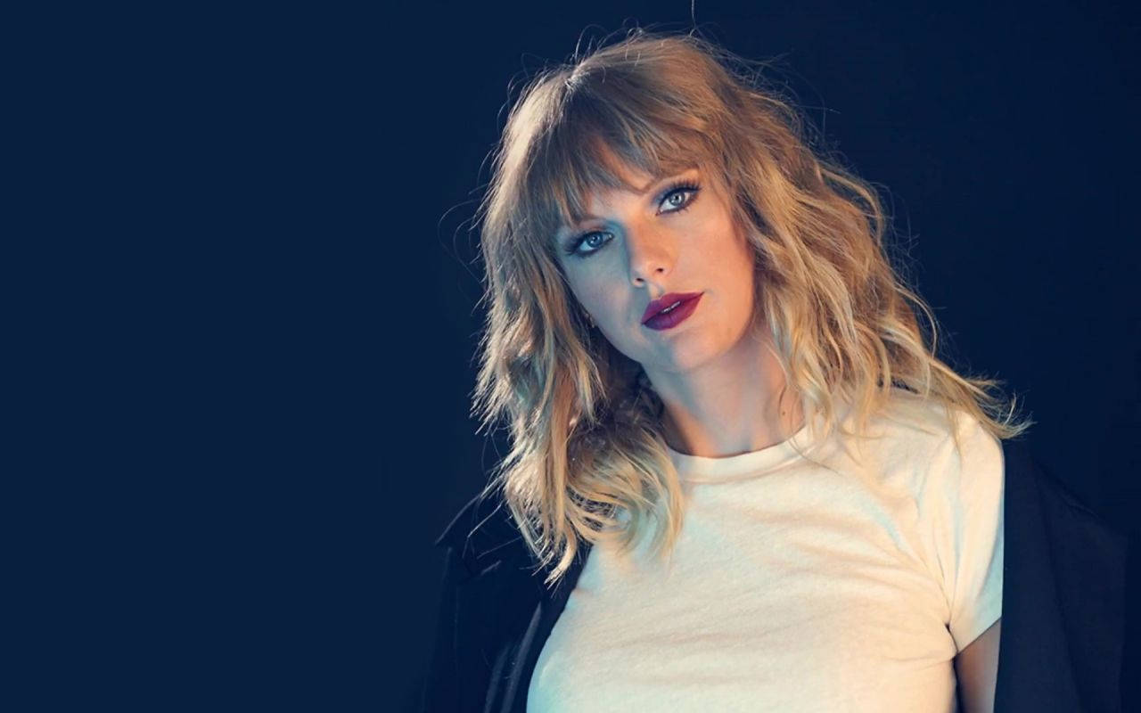 Taylor Swift med uryddig hår Bakgrunner