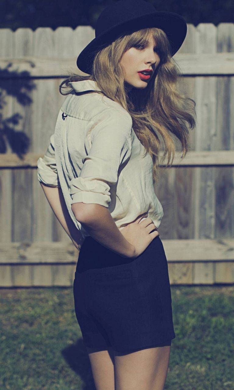 Hollywood-sanger Taylor Swift i fiskerhatt HD bakgrunnsbilde.