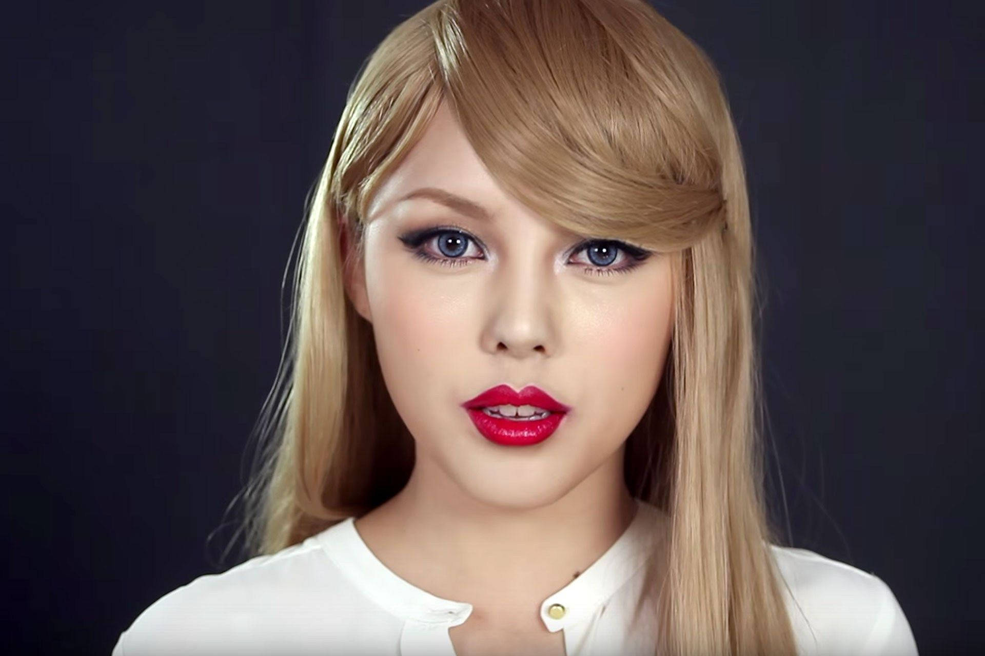 Taylor Swift rett hår og perfekte røde lepper bakgrunnsbilde.