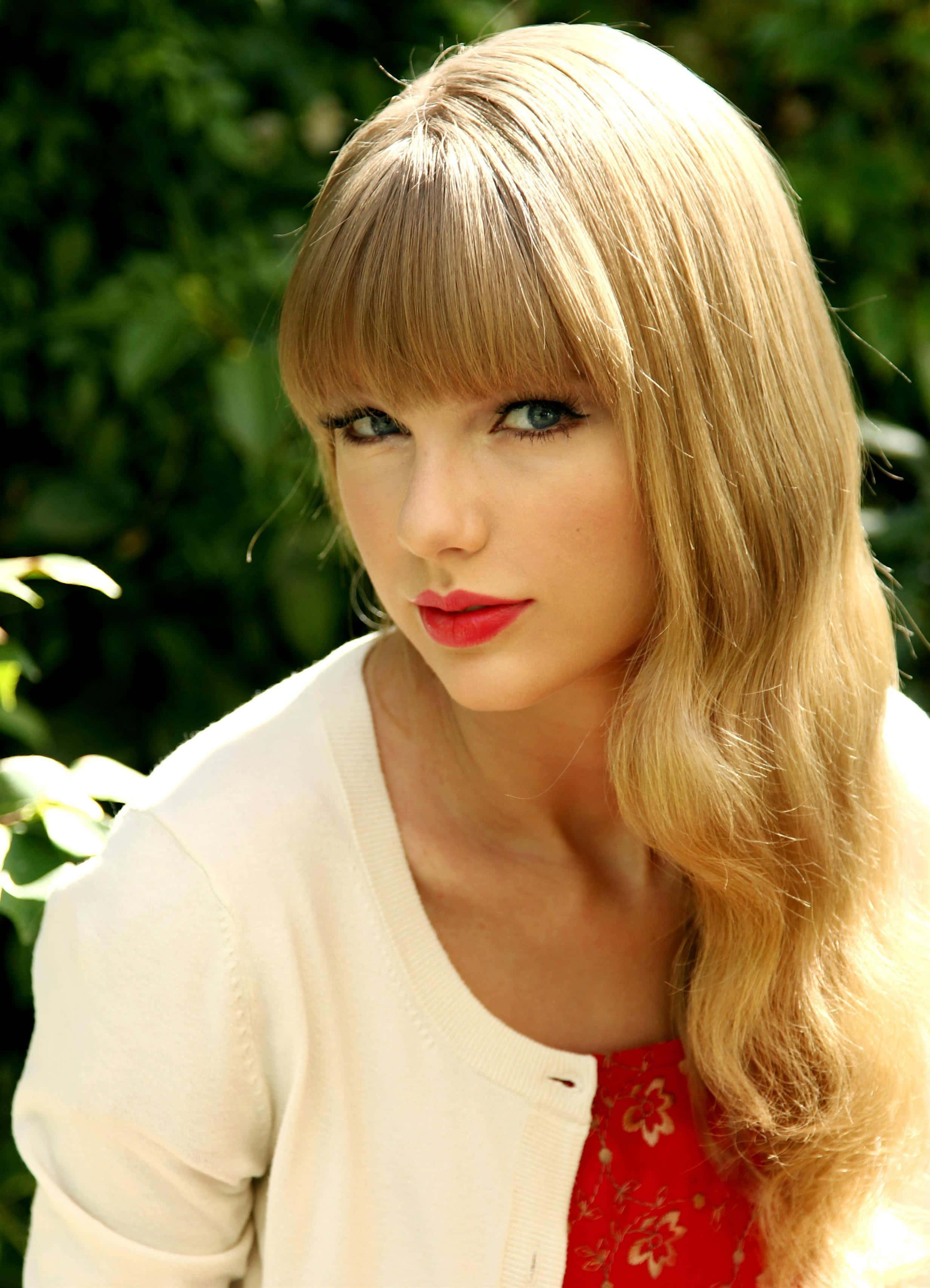 Taylor Swift ser fantastisk ut i en chic rød kjole Bakgrunner